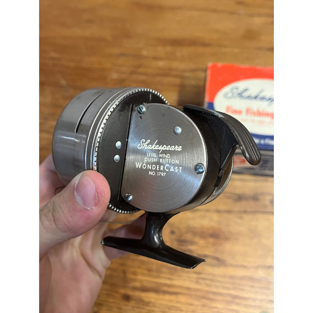 Vintage Shakespeare WonderCast Fishing Reel No. 1797 Push Button Level Wind USA Box
