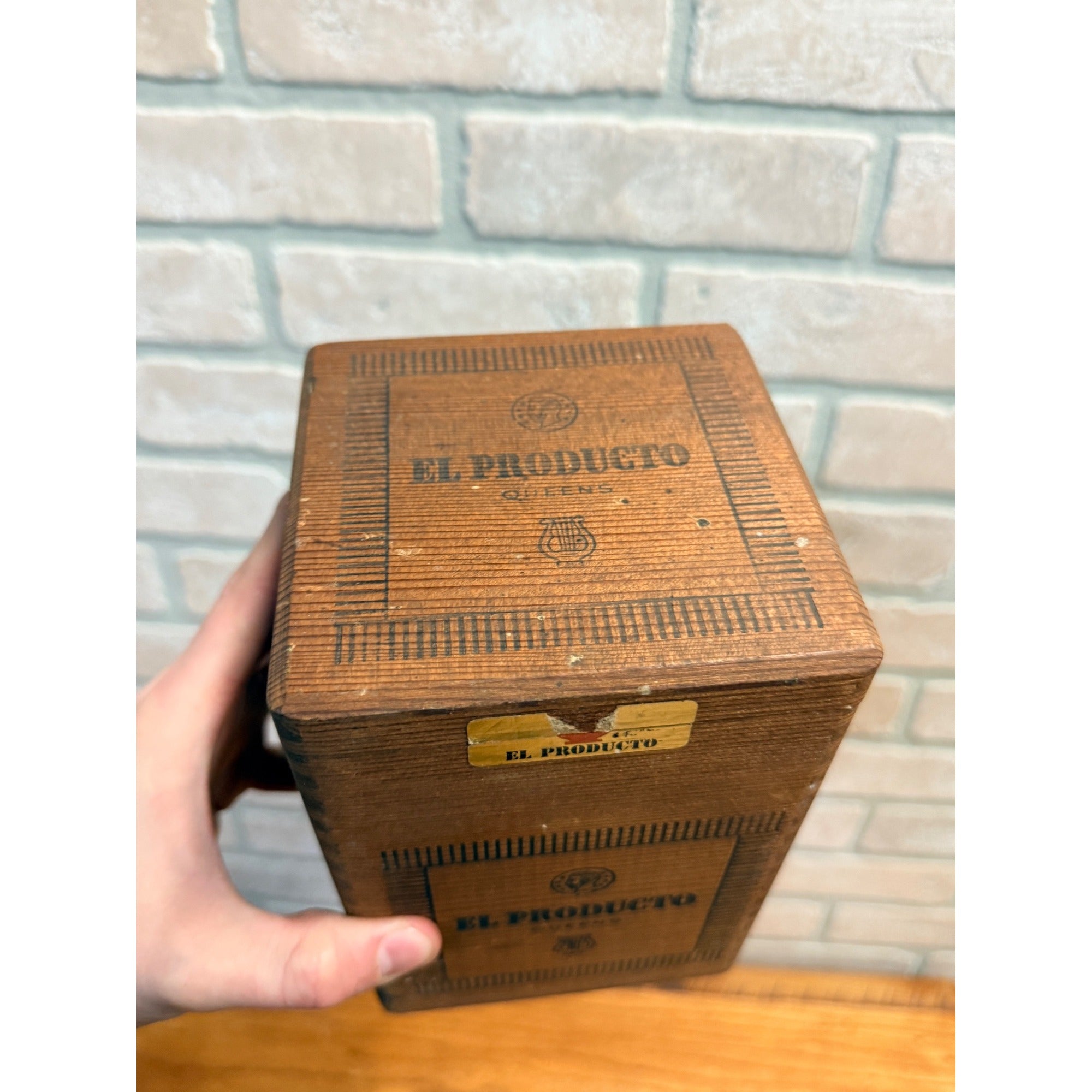 Vintage EL PRODUCTO Queens Wood Cigar Box With Glass Tubes