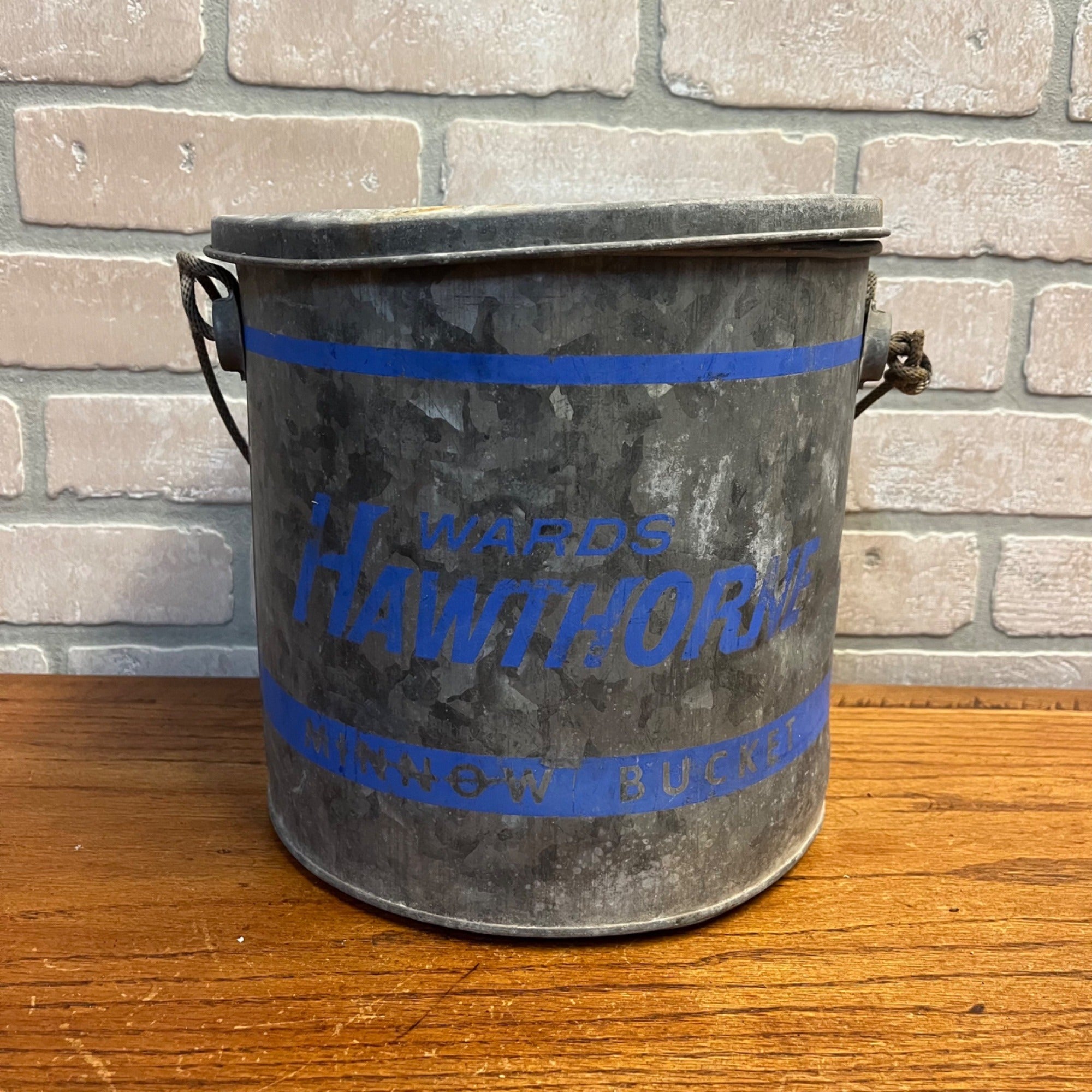 Vintage Metal Wards Hawthorne Minnow Bucket With Lid and Rope Handle Blue Stripe Decoration Primitive Cabin Decor