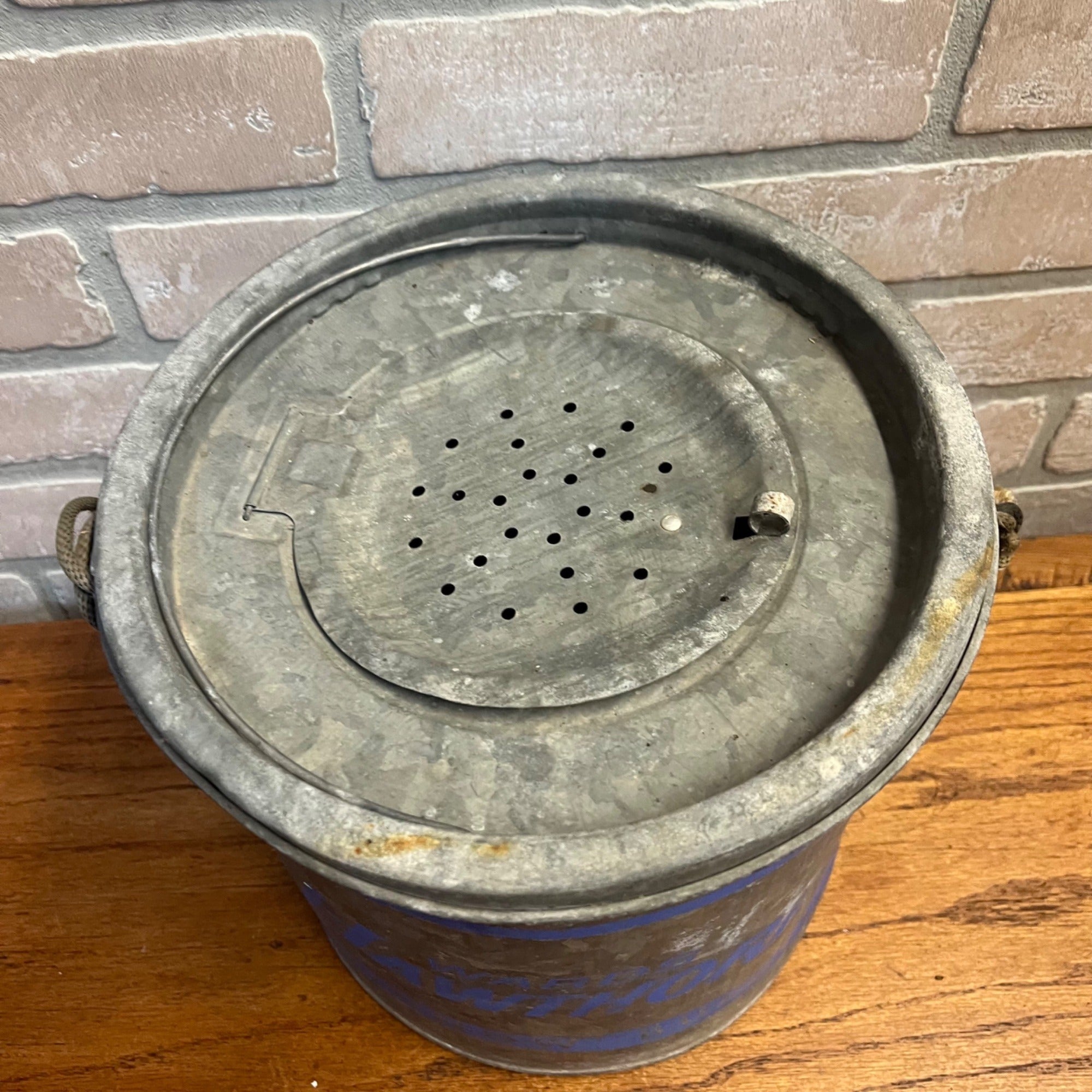 Vintage Metal Wards Hawthorne Minnow Bucket With Lid and Rope Handle Blue Stripe Decoration Primitive Cabin Decor