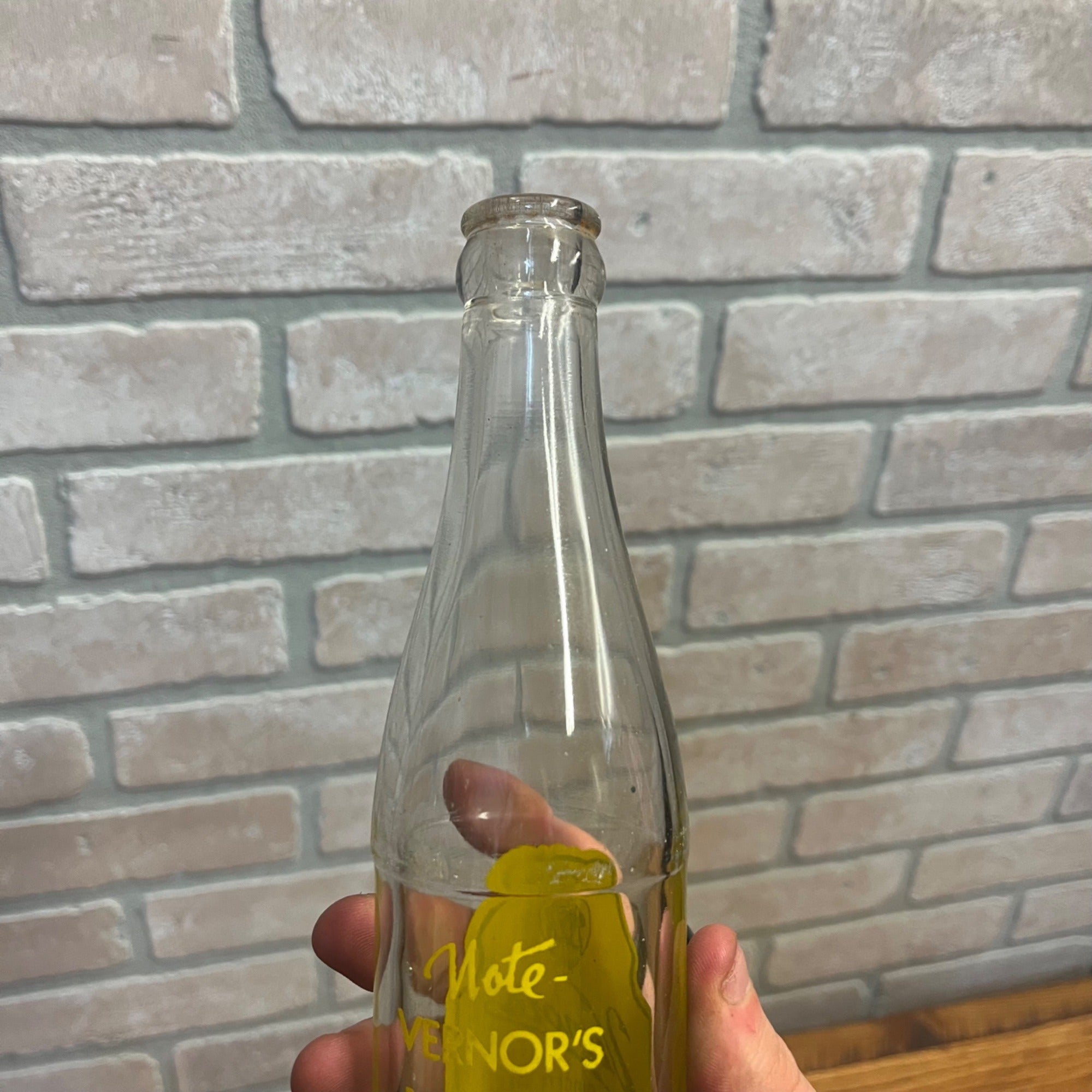 VERNOR'S GINGER ALE SODA BOTTLE~ELSONS BOTTLING WORKS ISHPEMING MI
