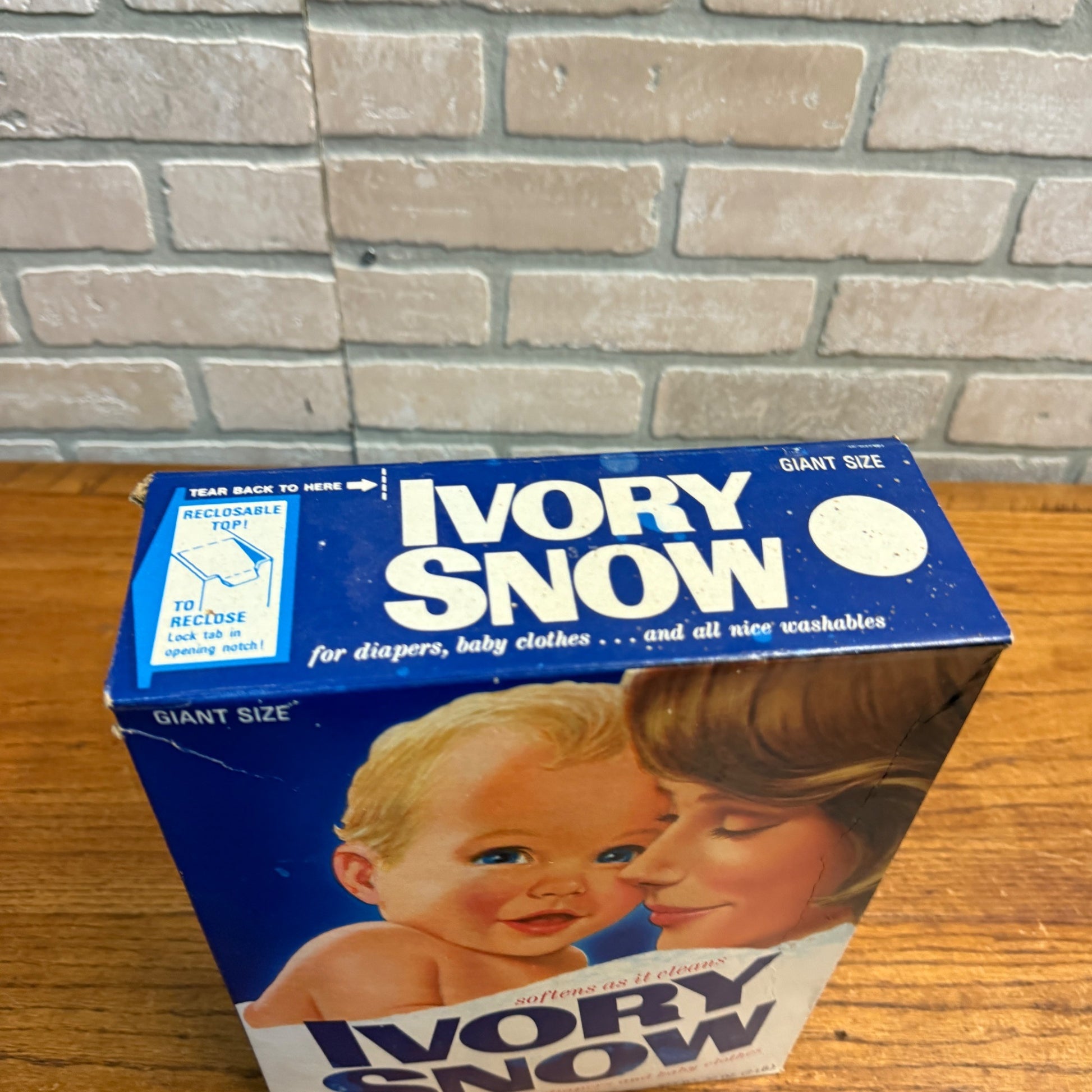 Vintage Giant Ivory Snow Laundry Detergent Powder Soap 32oz 1970s