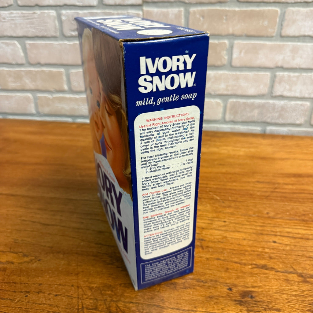 Vintage Giant Ivory Snow Laundry Detergent Powder Soap 32oz 1970s