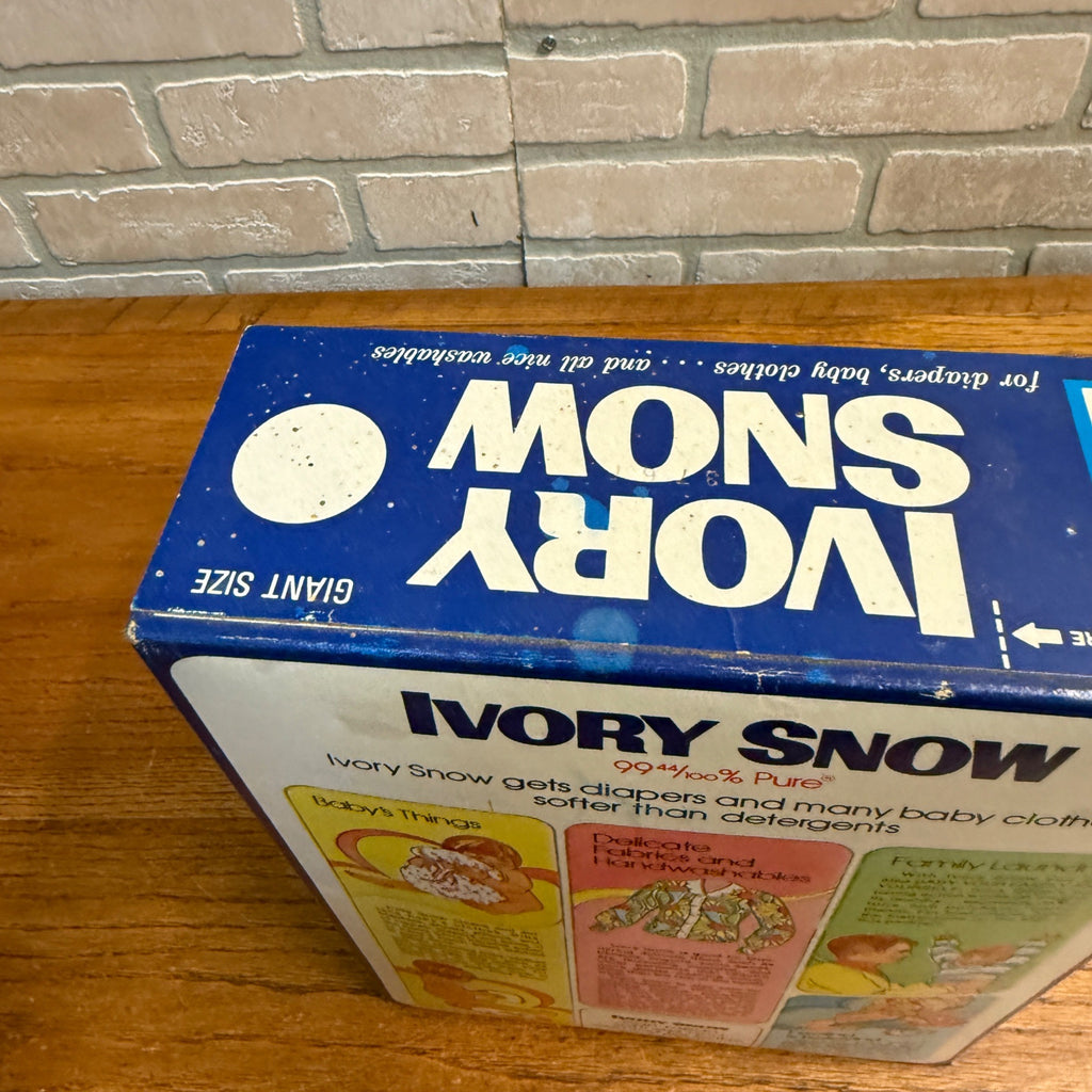 Vintage Giant Ivory Snow Laundry Detergent Powder Soap 32oz 1970s