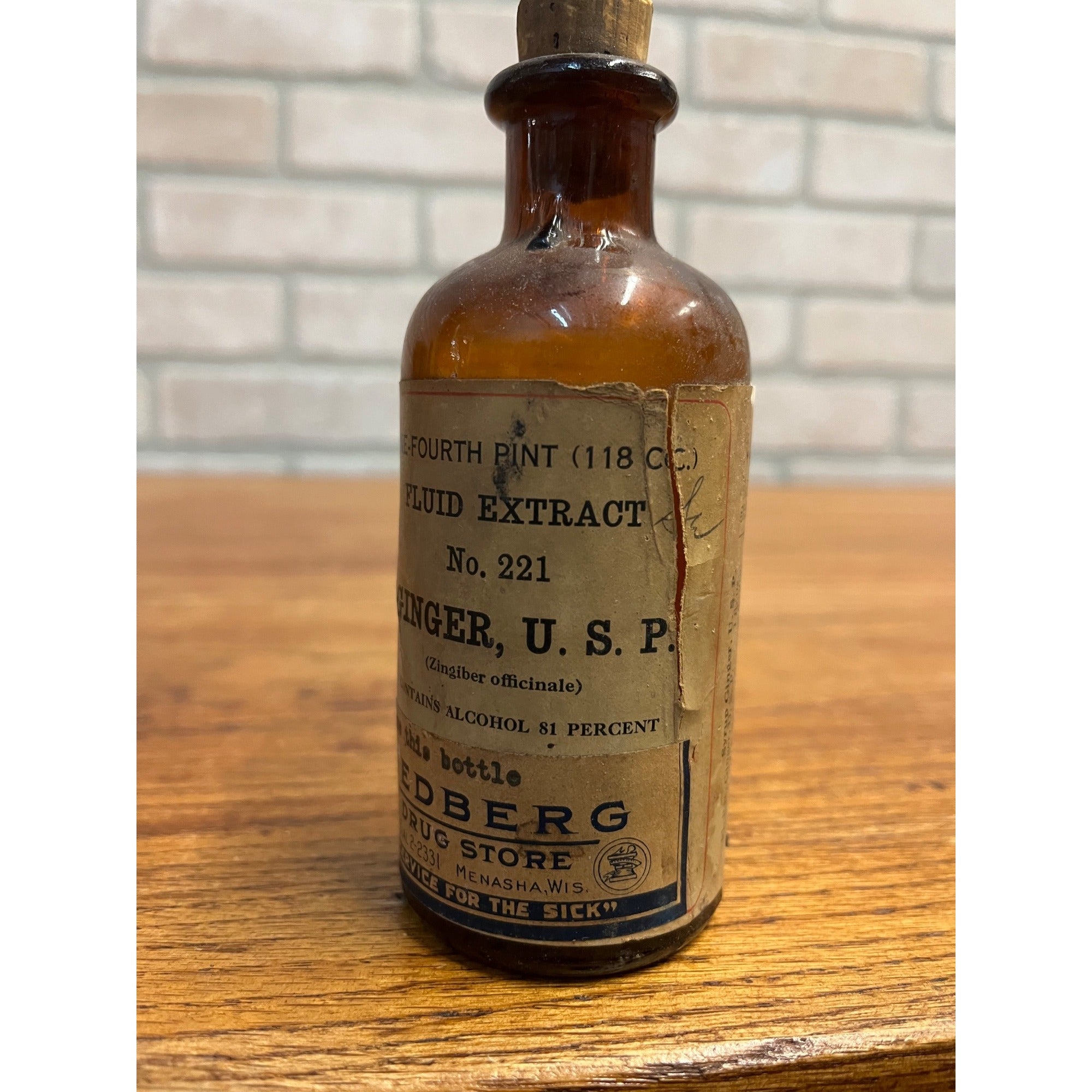 Vintage 1930s Hedberg Drug Store Menasha Wis WI Label Medicin Apothecary Bottle