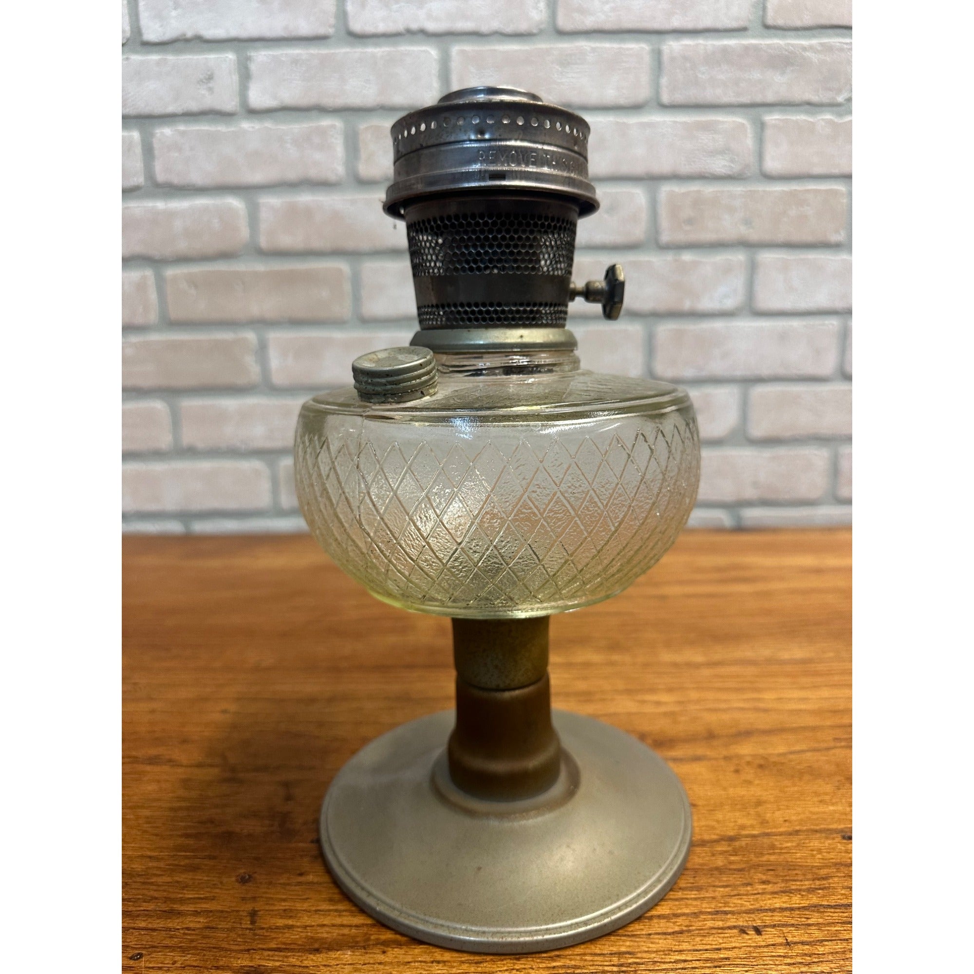 Aladdin Model C Brazil Quilted Glass Font With Steel Stem And Foot Oil Lamp