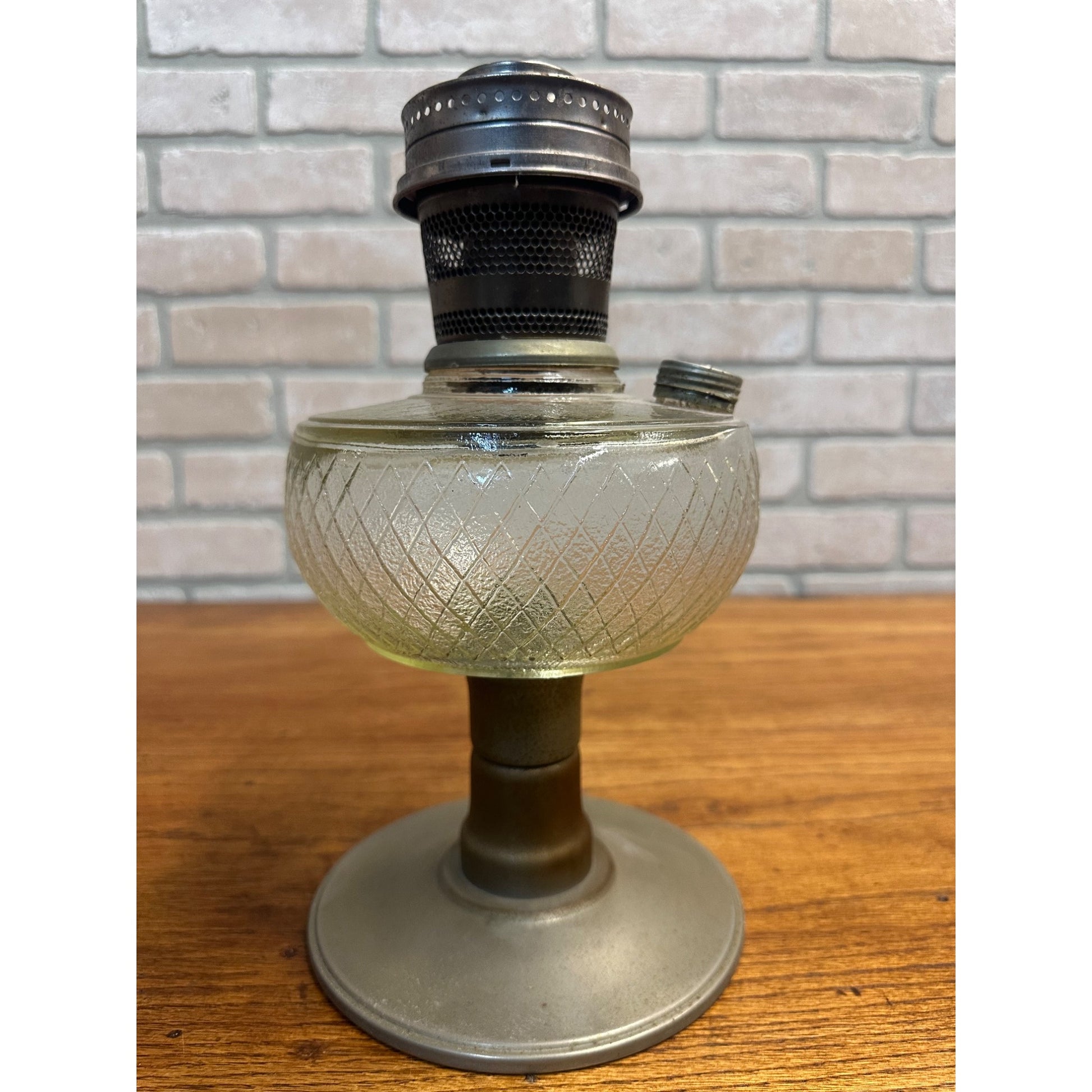 Aladdin Model C Brazil Quilted Glass Font With Steel Stem And Foot Oil Lamp