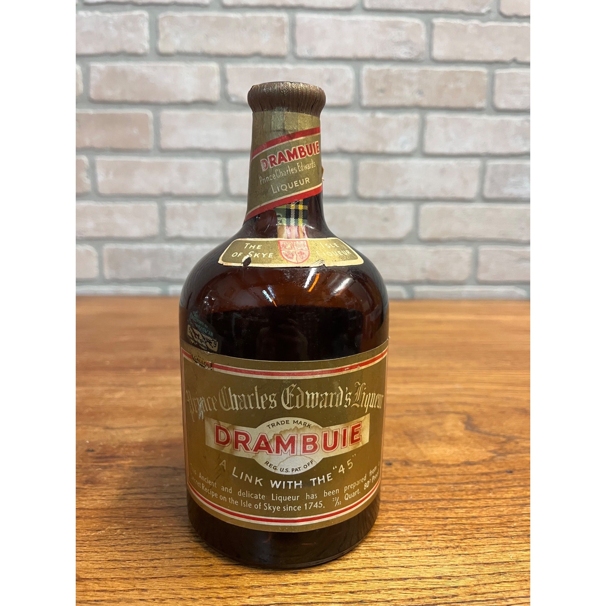 Vintage Drambuie Prince Charles Edward's Liqueur Drambuie 23/32 Qt Glass Bottle