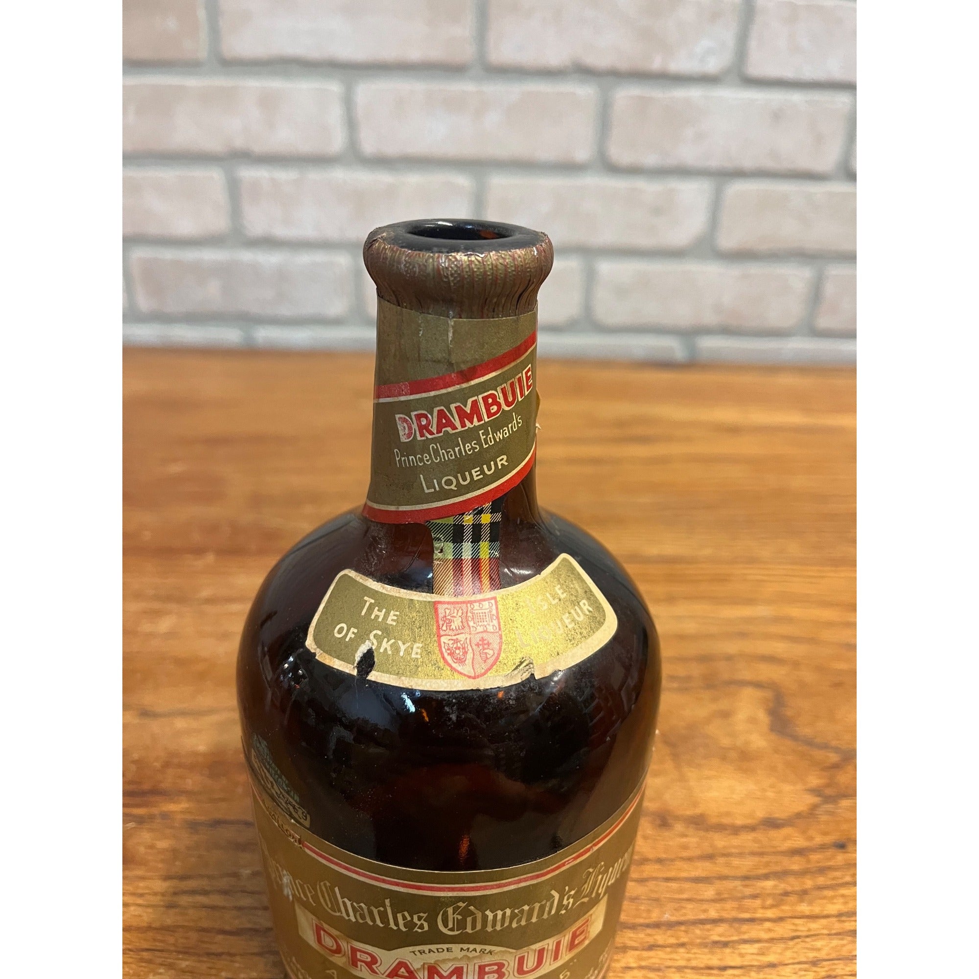 Vintage Drambuie Prince Charles Edward's Liqueur Drambuie 23/32 Qt Glass Bottle