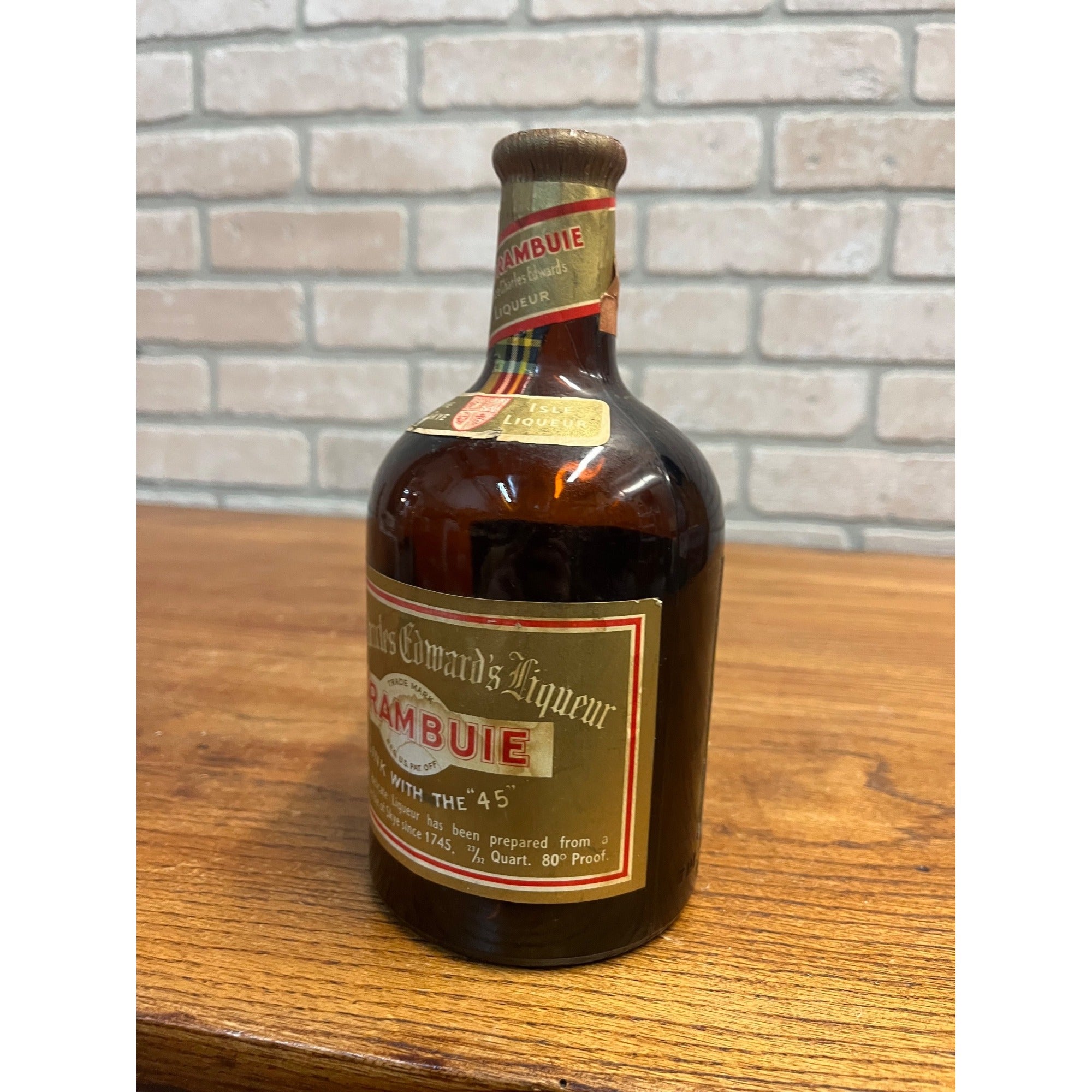 Vintage Drambuie Prince Charles Edward's Liqueur Drambuie 23/32 Qt Glass Bottle