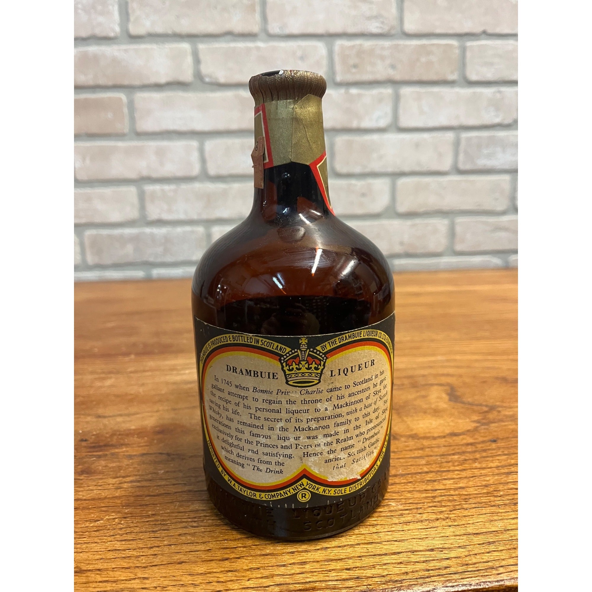 Vintage Drambuie Prince Charles Edward's Liqueur Drambuie 23/32 Qt Glass Bottle