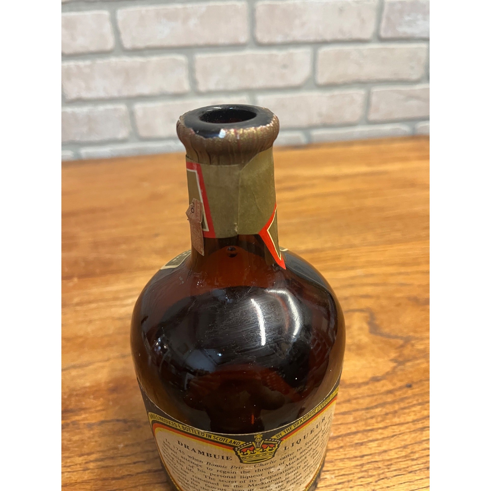 Vintage Drambuie Prince Charles Edward's Liqueur Drambuie 23/32 Qt Glass Bottle