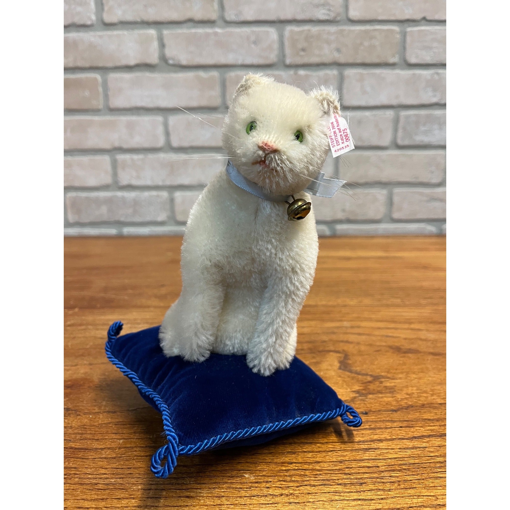 Steiff Cat on Pillow Cushion #42053 Club Exclusive Doll Figure + Ear Tag, Ribbon