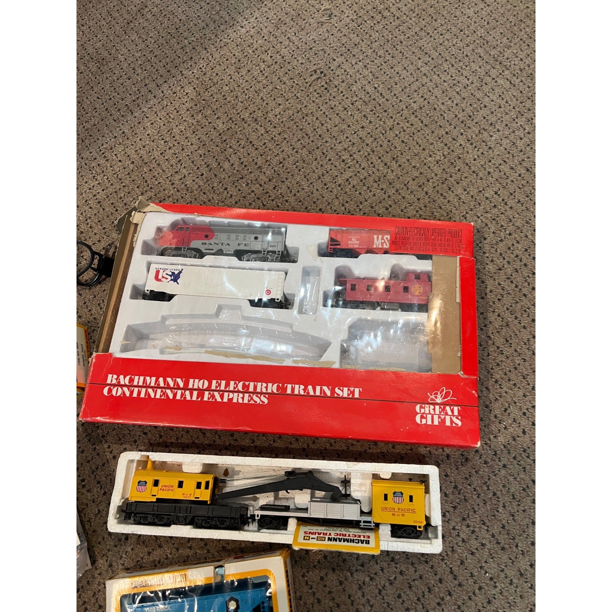 Bachmann HO Train Lot Burlington Fiesel Loco, Santa Fe Continental Express ++