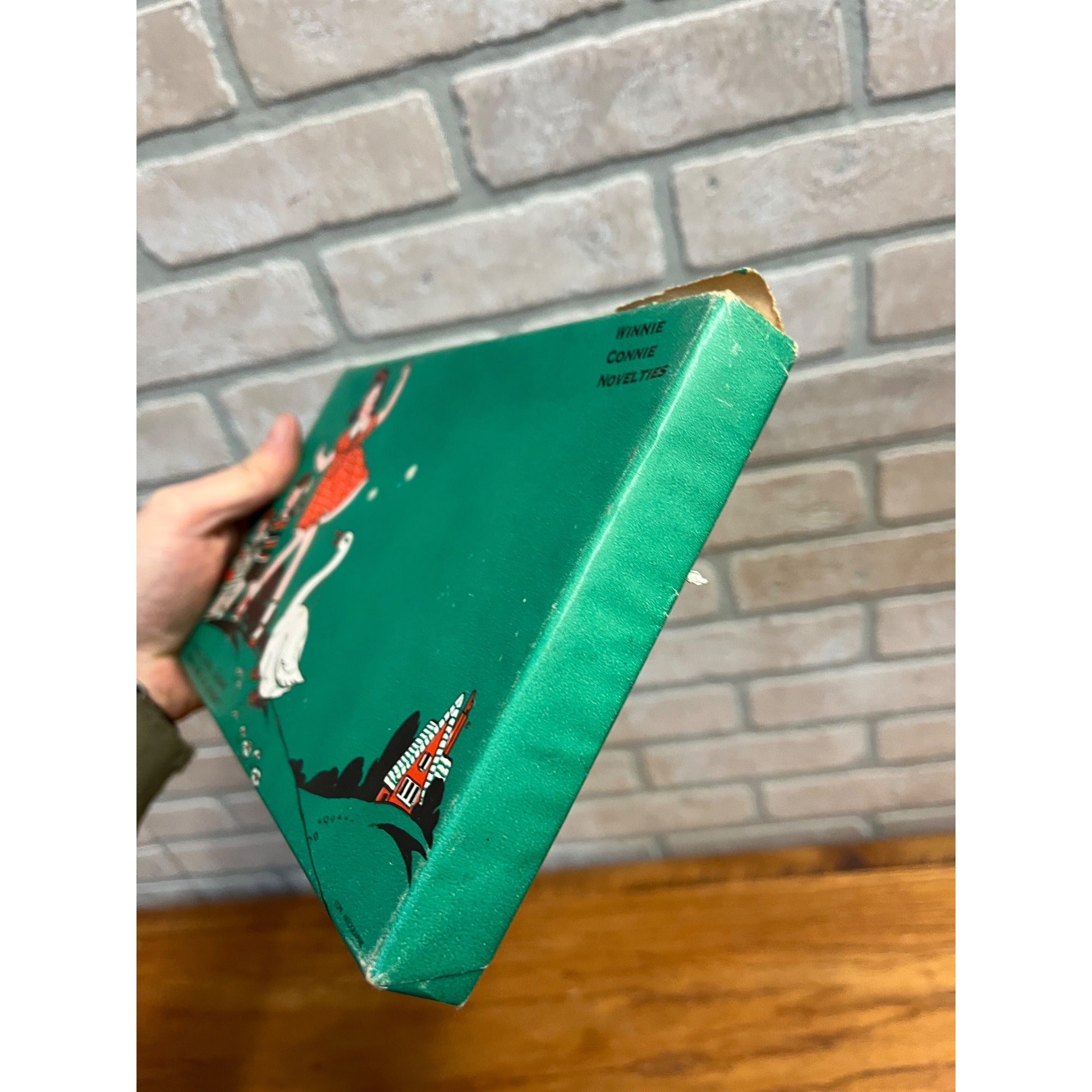 RARE Vintage 1930s Winnie Connie Candy Co. Oshkosh Advertising Chocolate Box