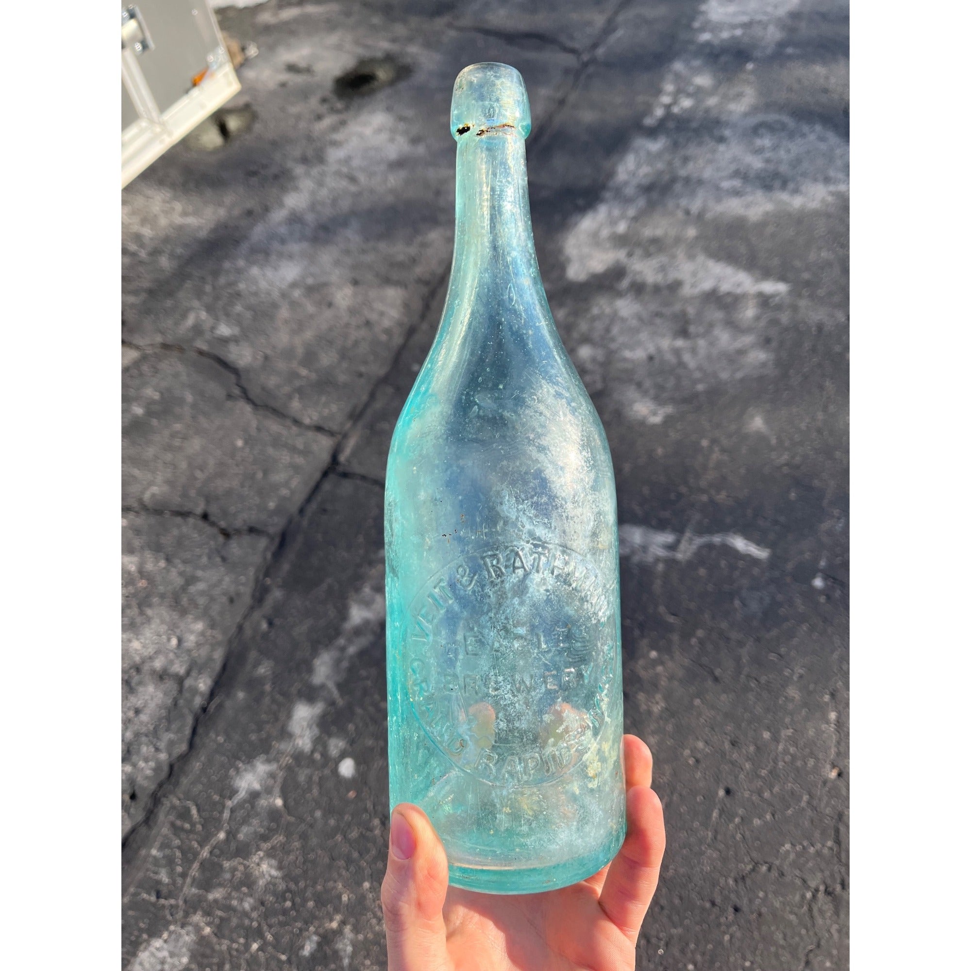 RARE Veit & Rathmann Eagle Brewery Grand Rapids Blob Beer Bottle Michigan MI