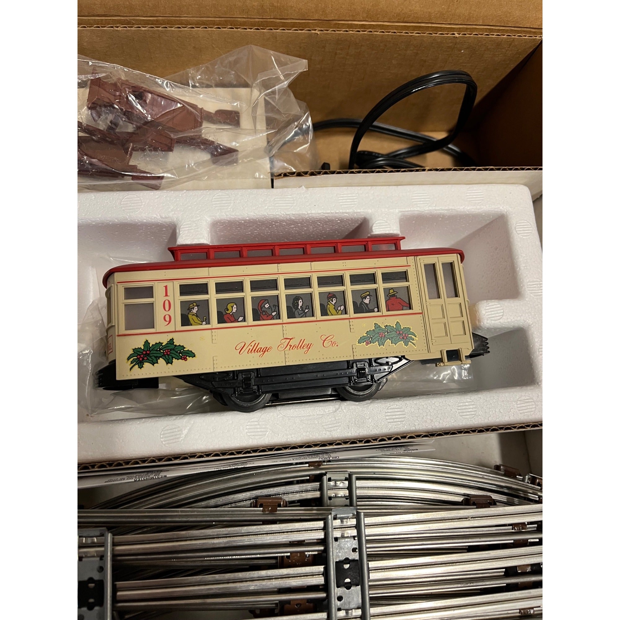Lionel 6-11809 Christmas Village Motorized Trolley Set Train O-27 Gauge Track