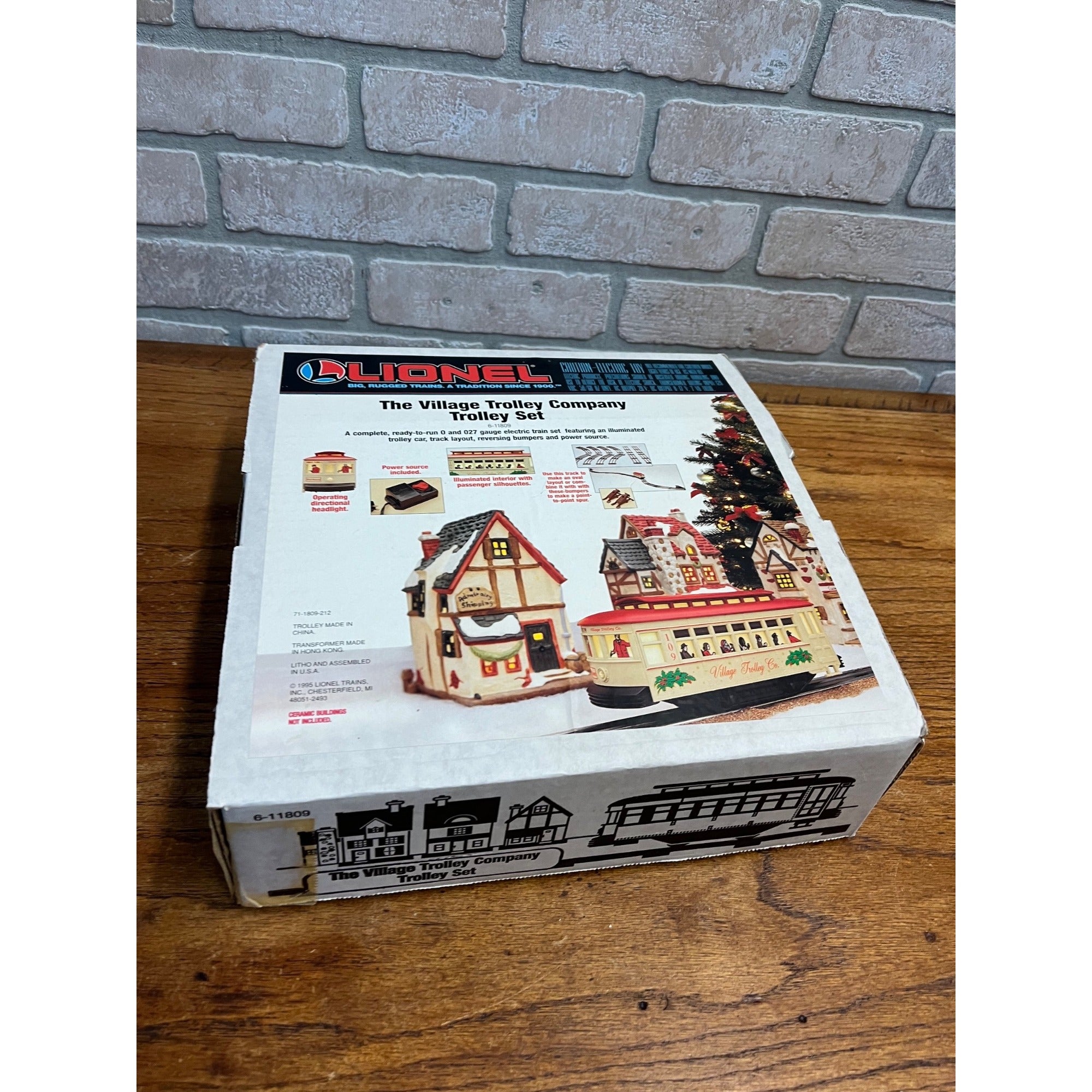 Lionel 6-11809 Christmas Village Motorized Trolley Set Train O-27 Gauge Track