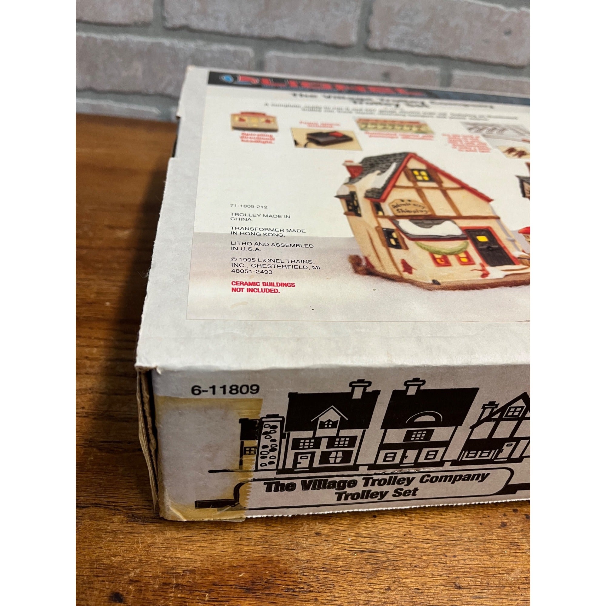 Lionel 6-11809 Christmas Village Motorized Trolley Set Train O-27 Gauge Track