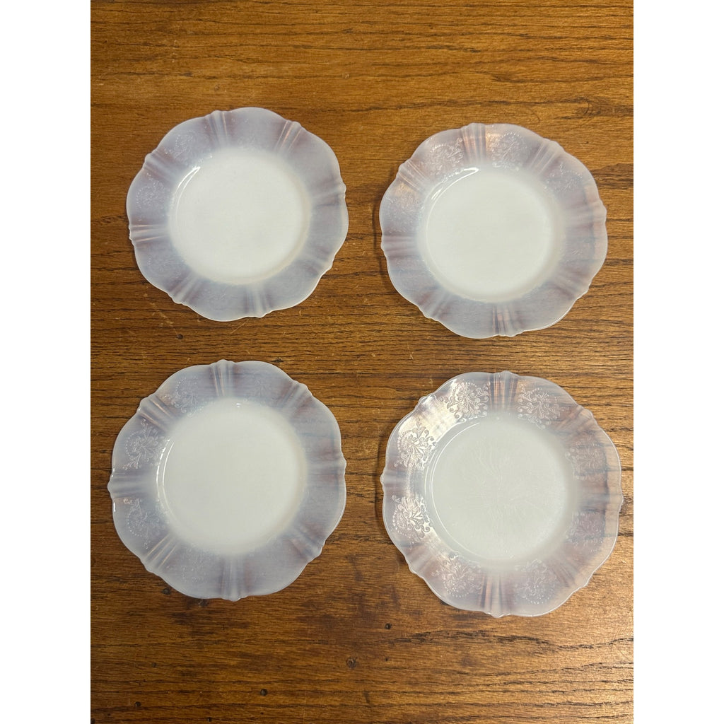 4 VINTAGE MACBETH EVANS MILK GLASS MONAX AMERICAN SWEETHEART DESSERT PLATES