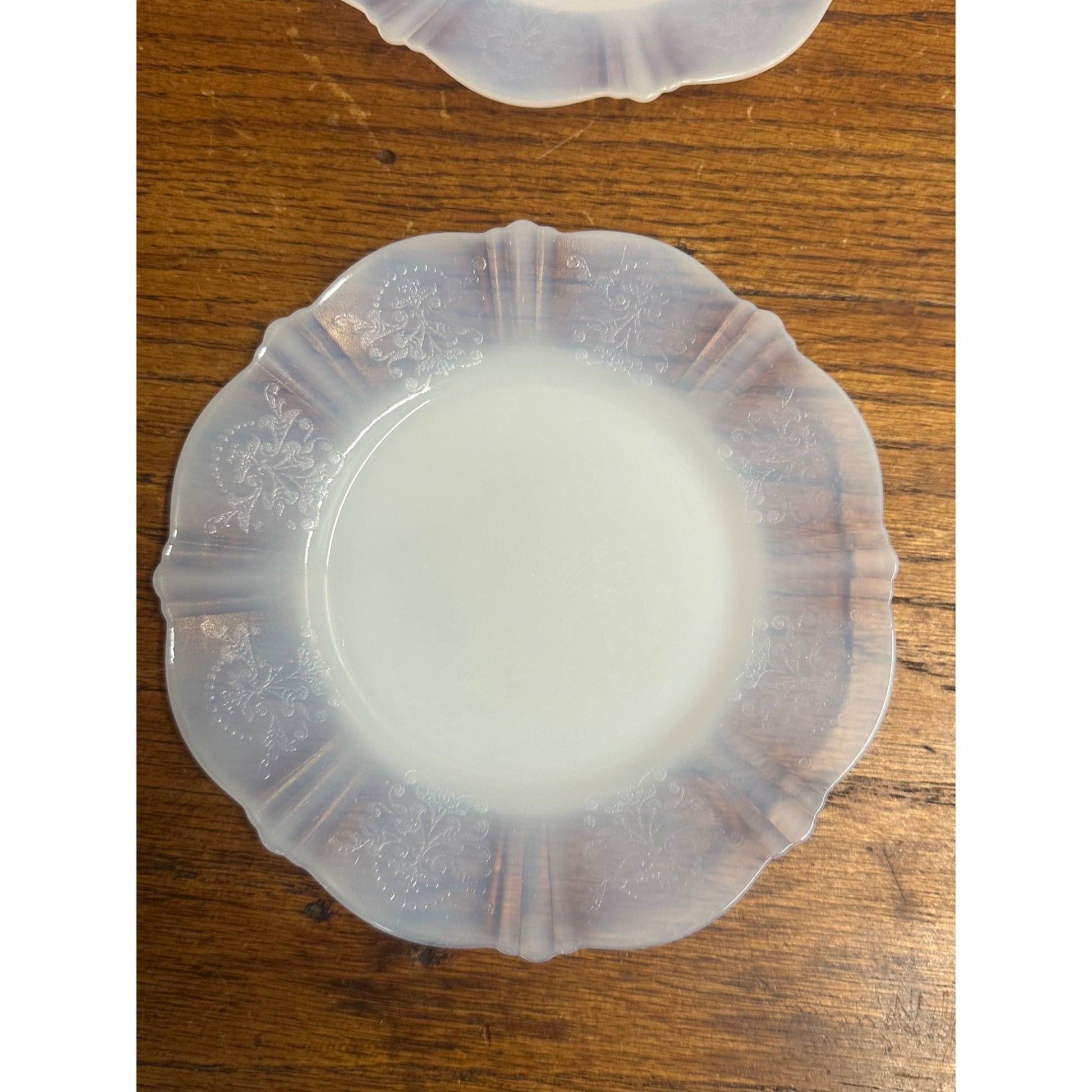 4 VINTAGE MACBETH EVANS MILK GLASS MONAX AMERICAN SWEETHEART DESSERT PLATES