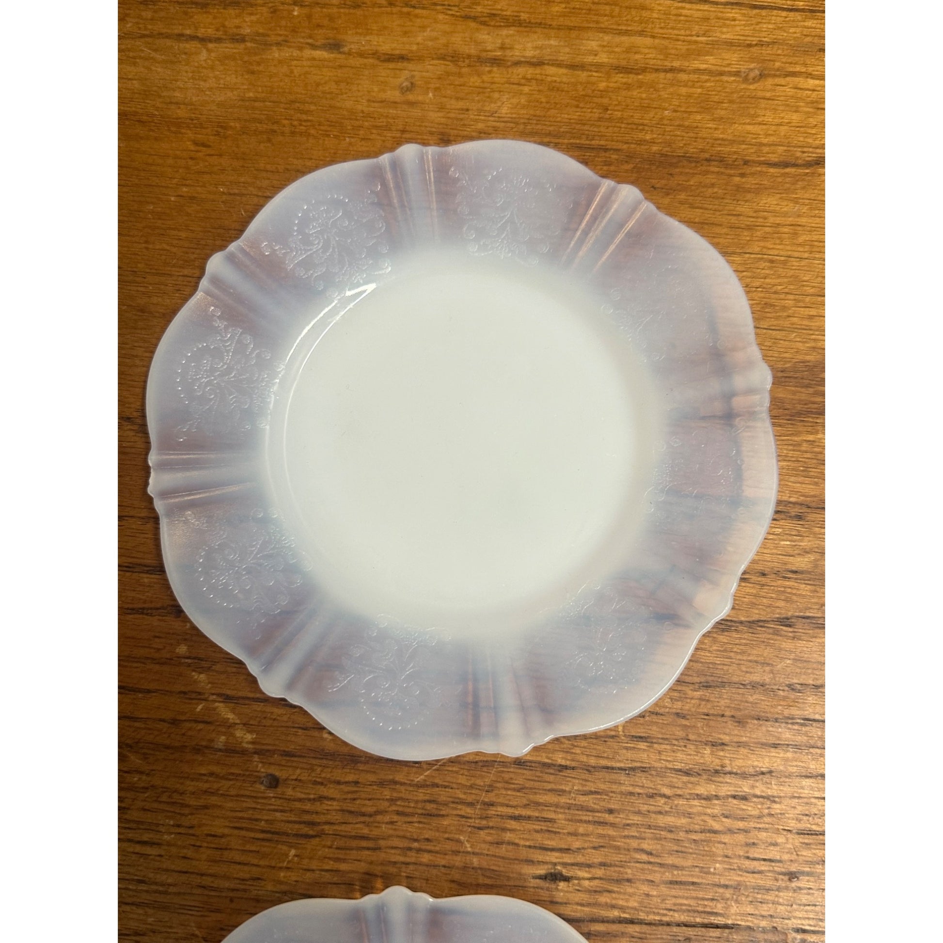 4 VINTAGE MACBETH EVANS MILK GLASS MONAX AMERICAN SWEETHEART DESSERT PLATES
