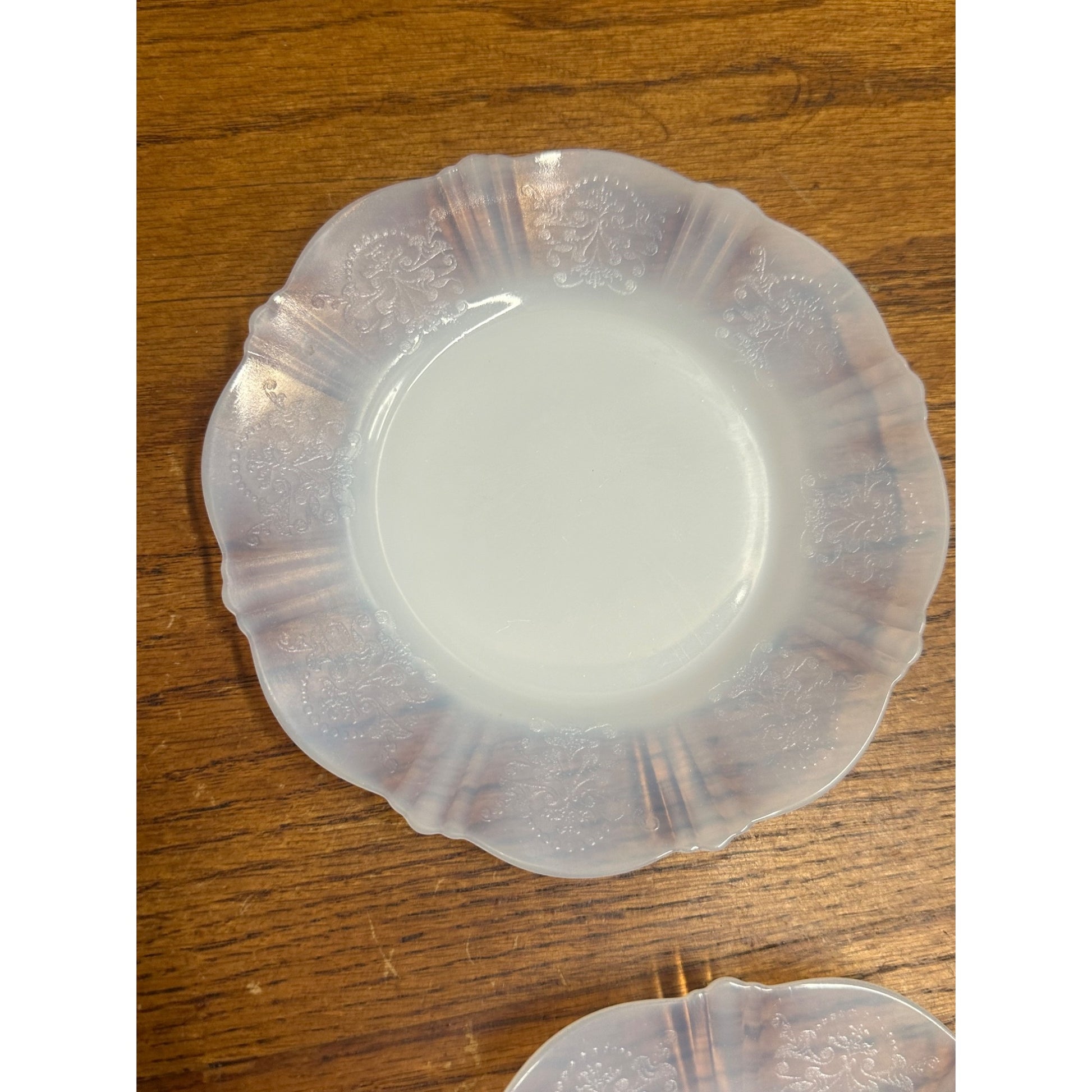 4 VINTAGE MACBETH EVANS MILK GLASS MONAX AMERICAN SWEETHEART DESSERT PLATES