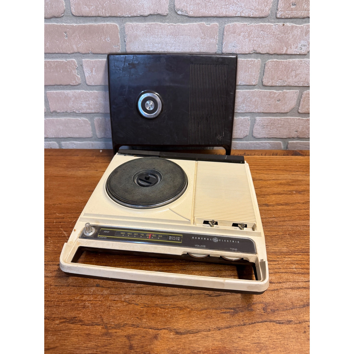Vintage General Electric Portable AC/DC Record Player AM Radio Model R475g