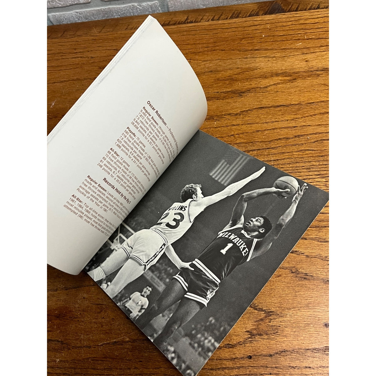 OSCAR ROBERTSON 1974 MILWAUKEE BUCKS COMMEMORATIVE BOOKLET GAME