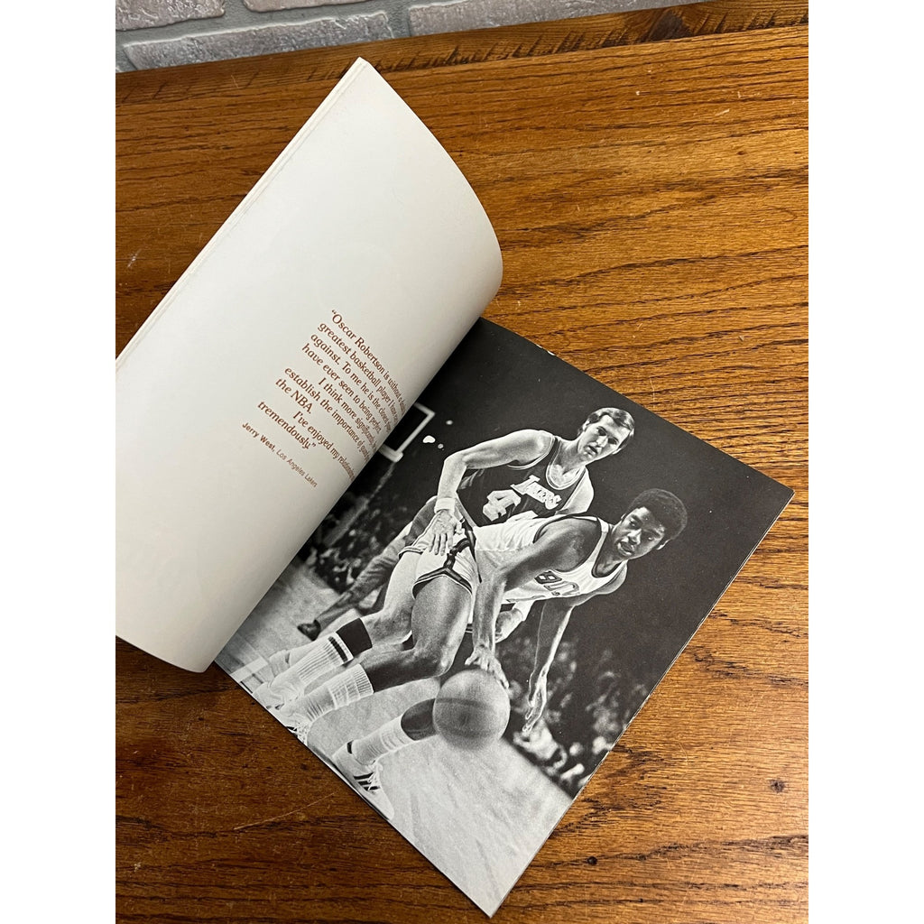 OSCAR ROBERTSON 1974 MILWAUKEE BUCKS COMMEMORATIVE BOOKLET GAME