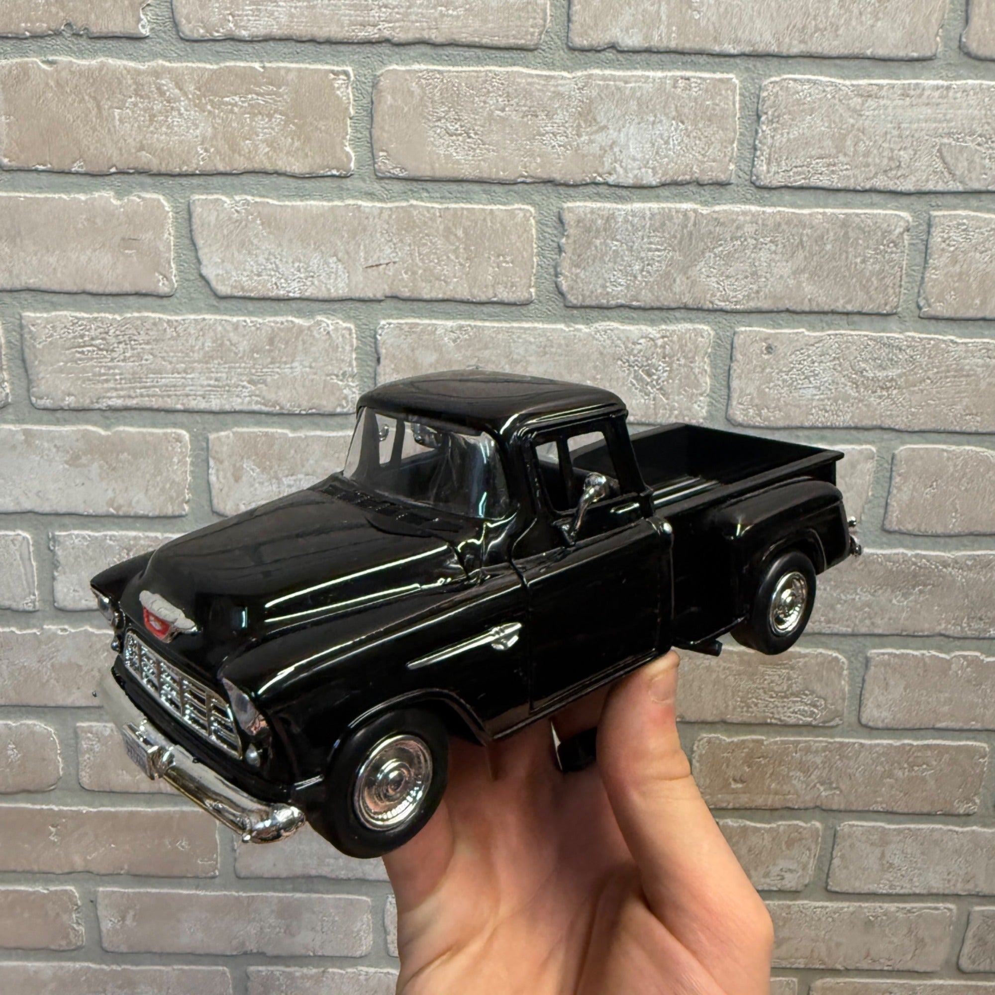 Vintage 1:24 Scale Die-Cast Motormax Black 1955 Chevrolet Stepside Pick-Up No. 68064 Model Car