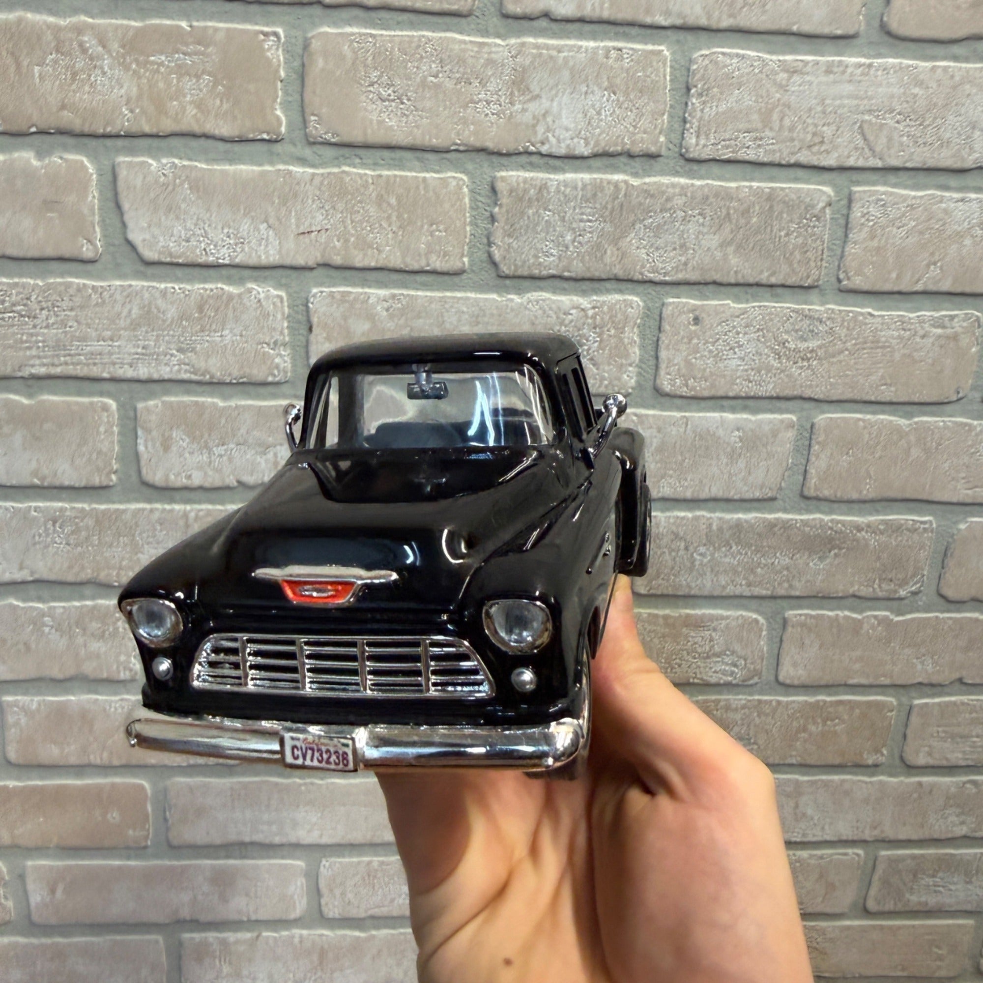 Vintage 1:24 Scale Die-Cast Motormax Black 1955 Chevrolet Stepside Pick-Up No. 68064 Model Car