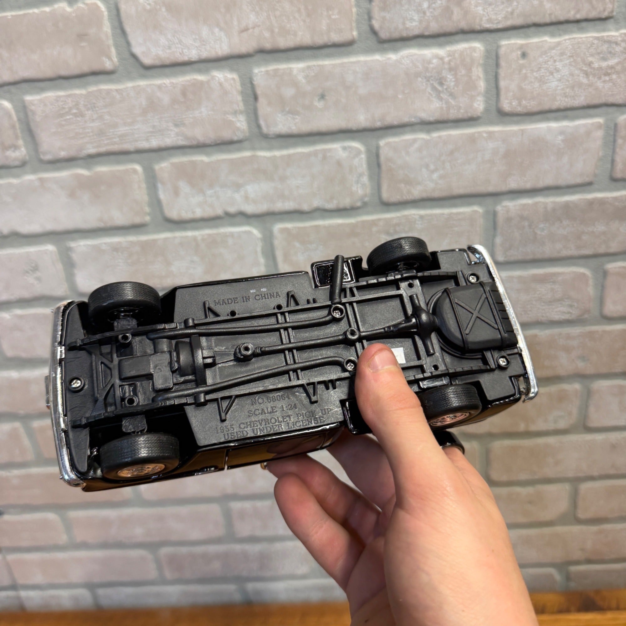 Vintage 1:24 Scale Die-Cast Motormax Black 1955 Chevrolet Stepside Pick-Up No. 68064 Model Car