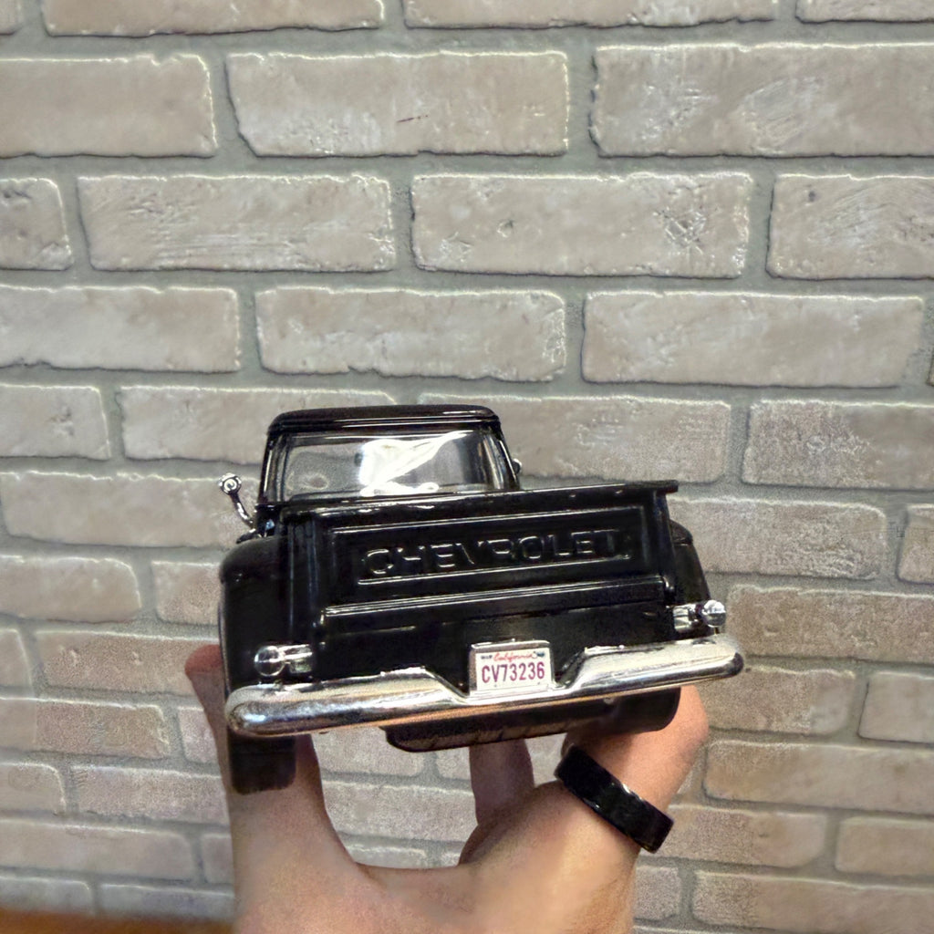 Vintage 1:24 Scale Die-Cast Motormax Black 1955 Chevrolet Stepside Pick-Up No. 68064 Model Car