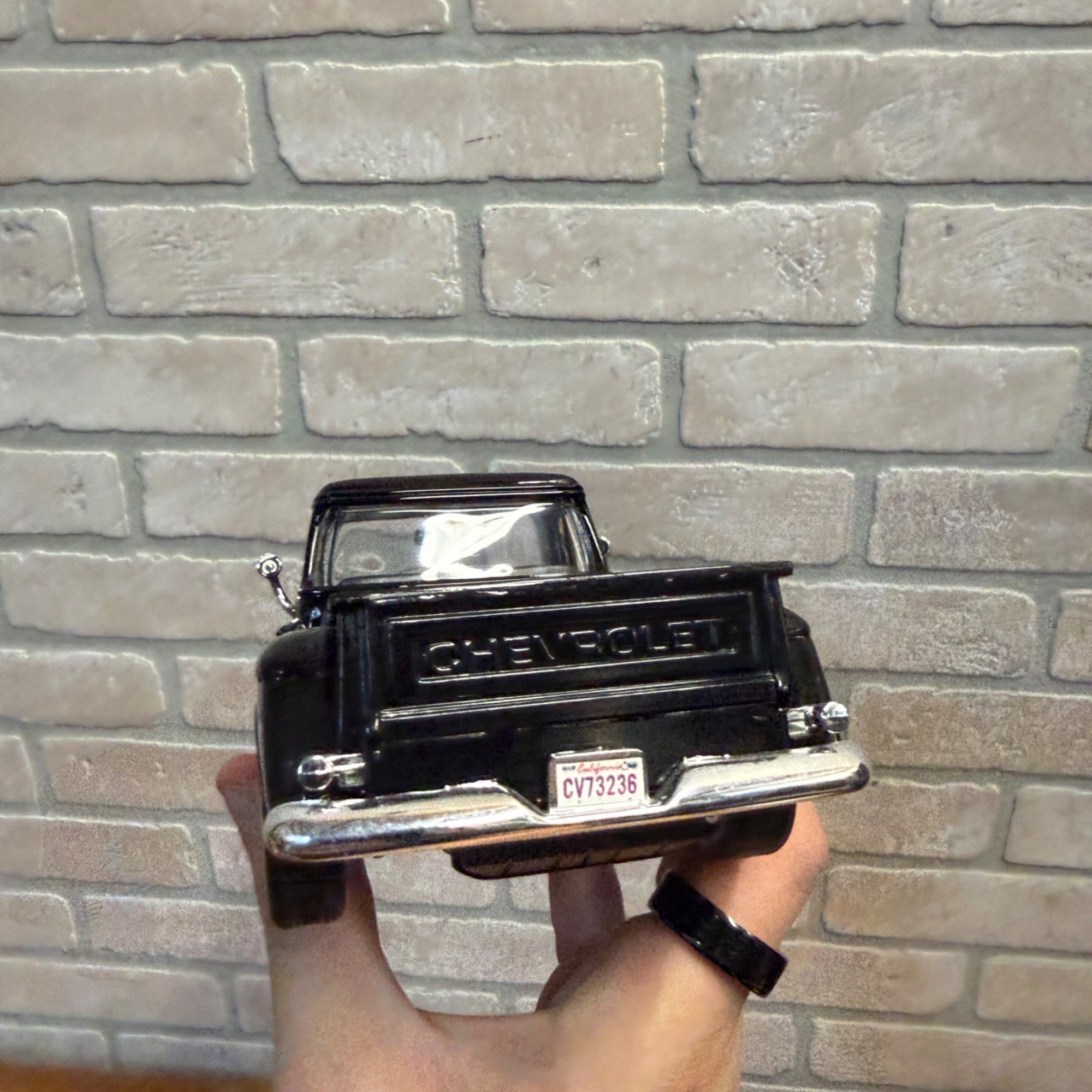 Vintage 1:24 Scale Die-Cast Motormax Black 1955 Chevrolet Stepside Pick-Up No. 68064 Model Car
