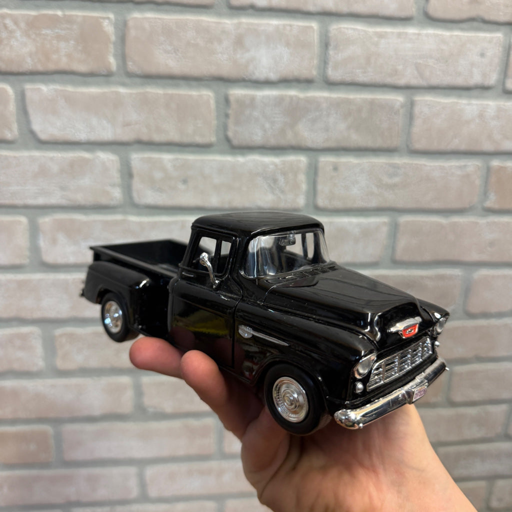 Vintage 1:24 Scale Die-Cast Motormax Black 1955 Chevrolet Stepside Pick-Up No. 68064 Model Car