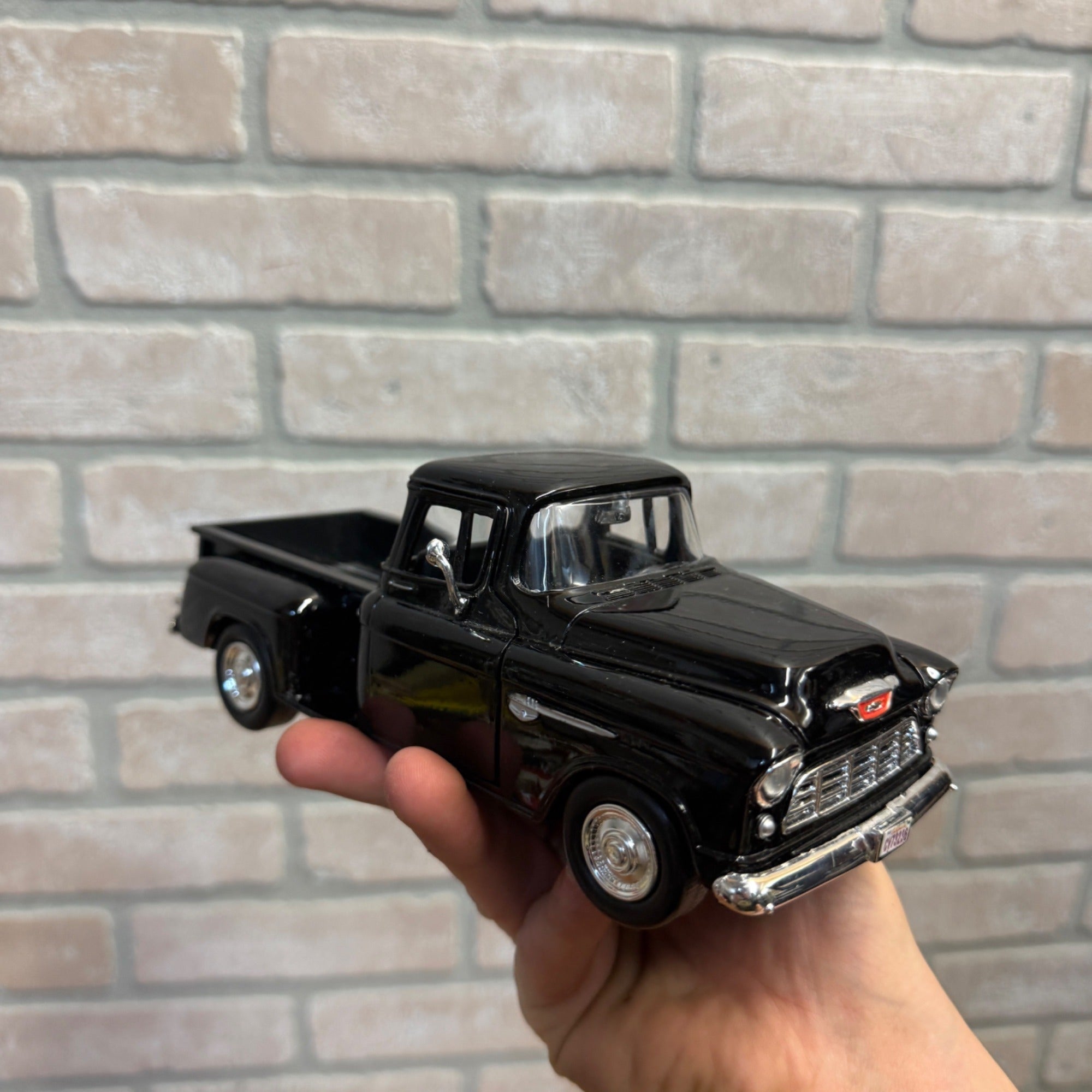 Vintage 1:24 Scale Die-Cast Motormax Black 1955 Chevrolet Stepside Pick-Up No. 68064 Model Car