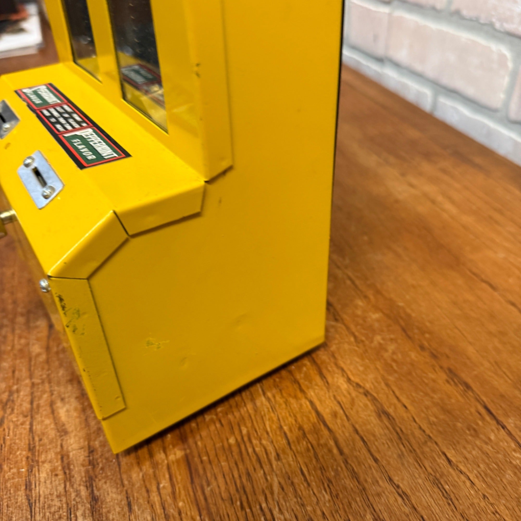 Delicious Chewing Gum Jolly Good Industries Yellow Metal Gum Machine 1cent