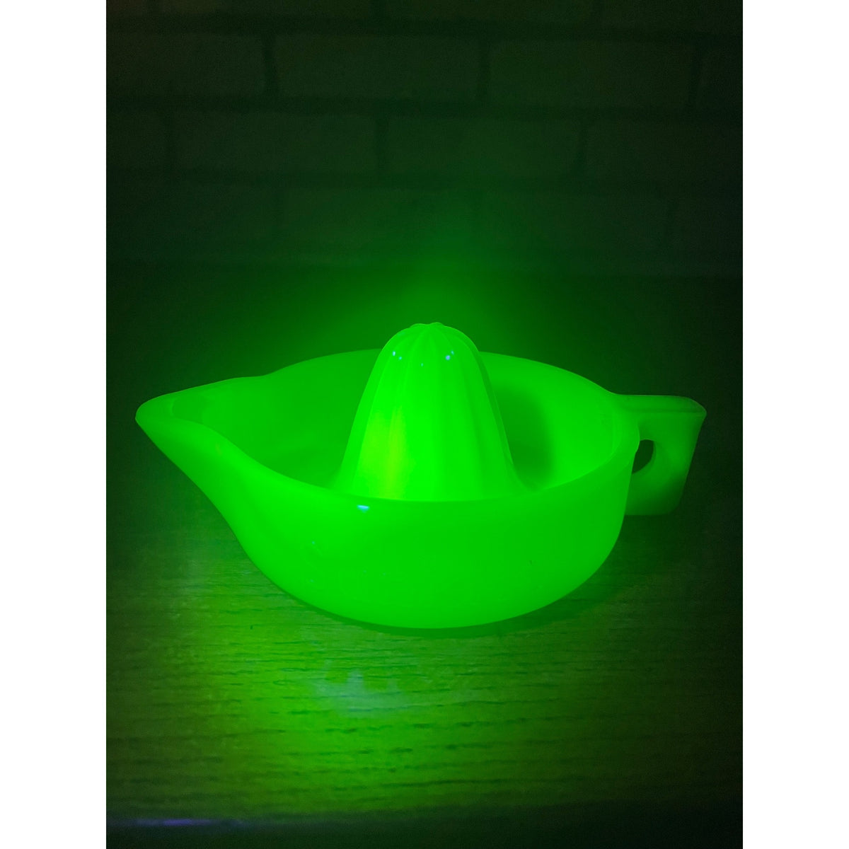Vintage Sunkist Jadeite Uranium Glass Juicer Made in USA It Glows!