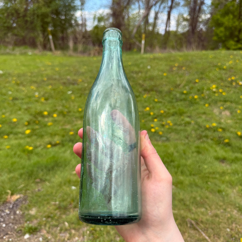 Antique Leisen & Henes Brewing "the Best What Is" Menominee Michigan Beer Bottle