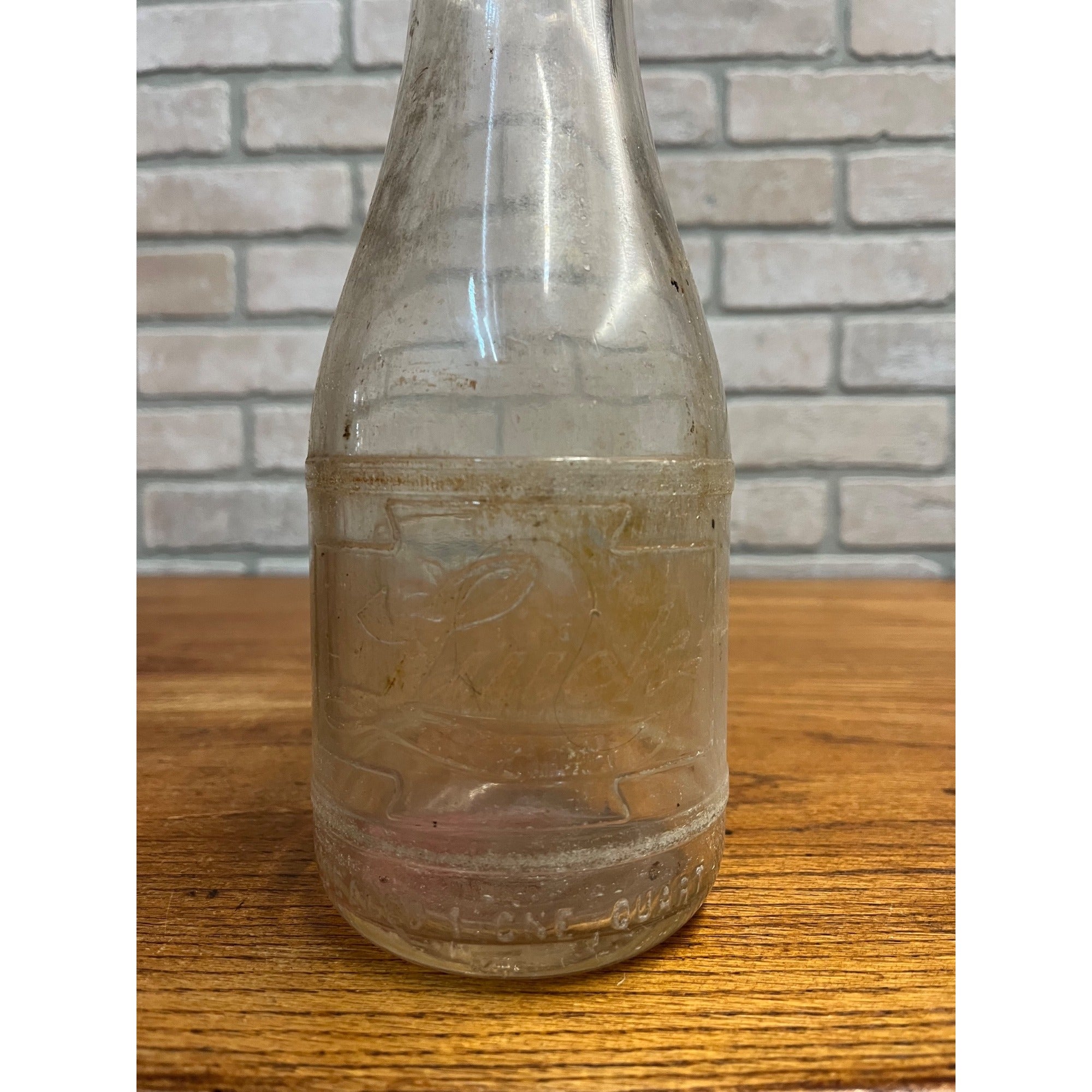 Vintage Luick Dairy Co. Milwaukee Wisconsin Embossed Milk One Quart Bottle WI