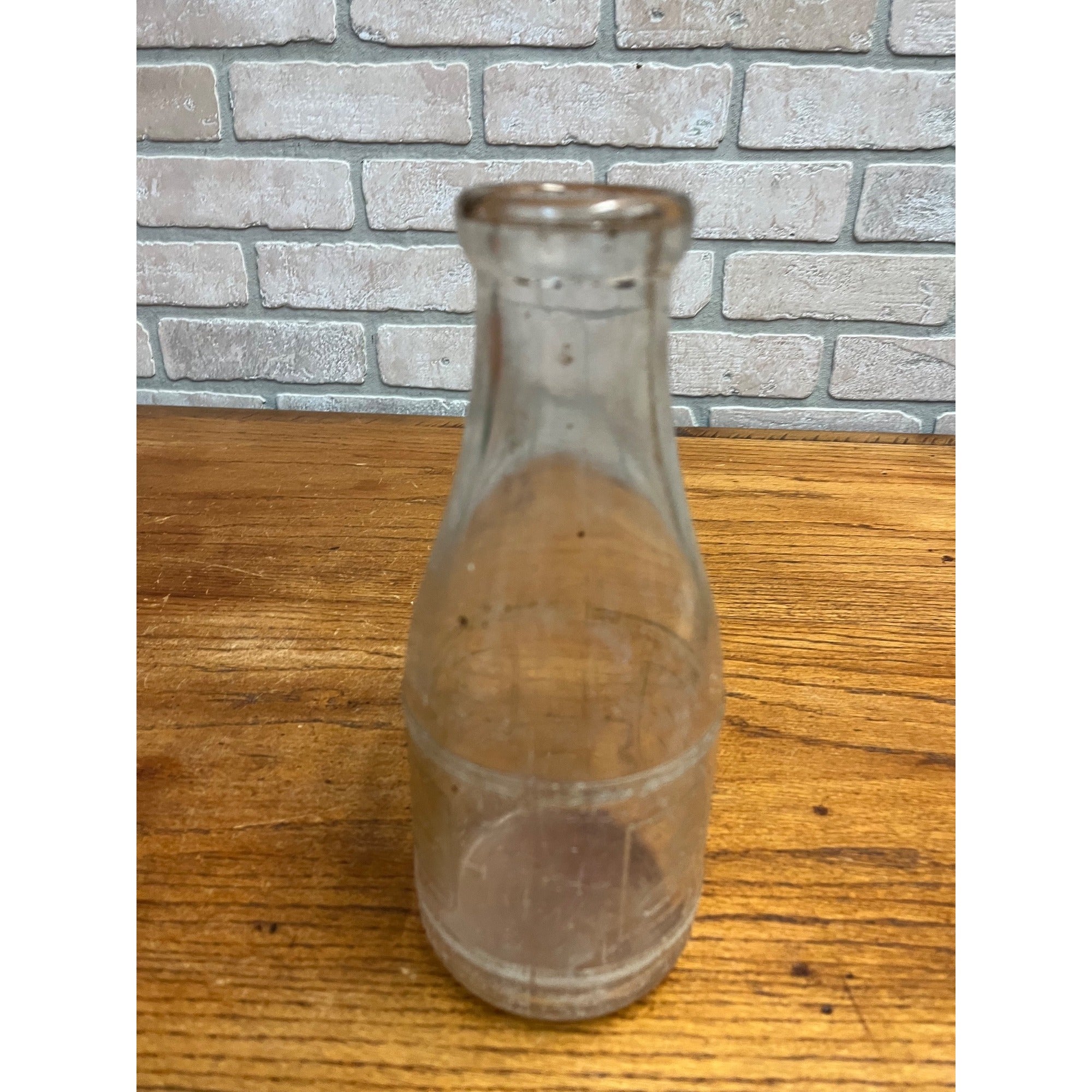 Vintage Luick Dairy Co. Milwaukee Wisconsin Embossed Milk One Quart Bottle WI
