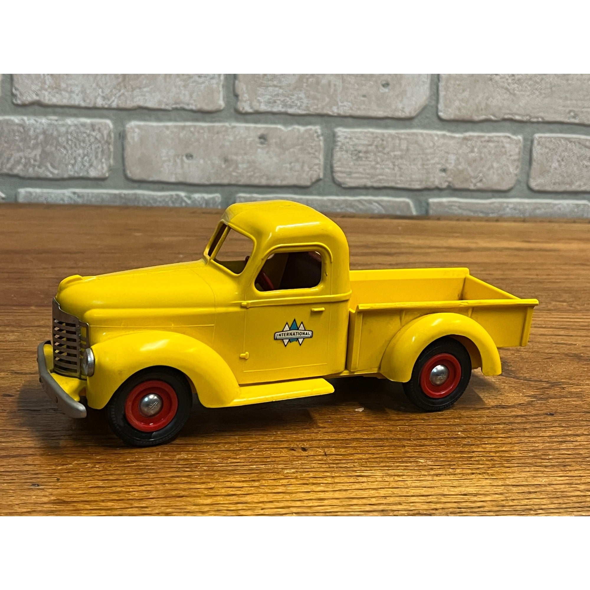 1947 International IH Pickup Truck Milwaukee Journal - PMC Promo 1:25 plastic