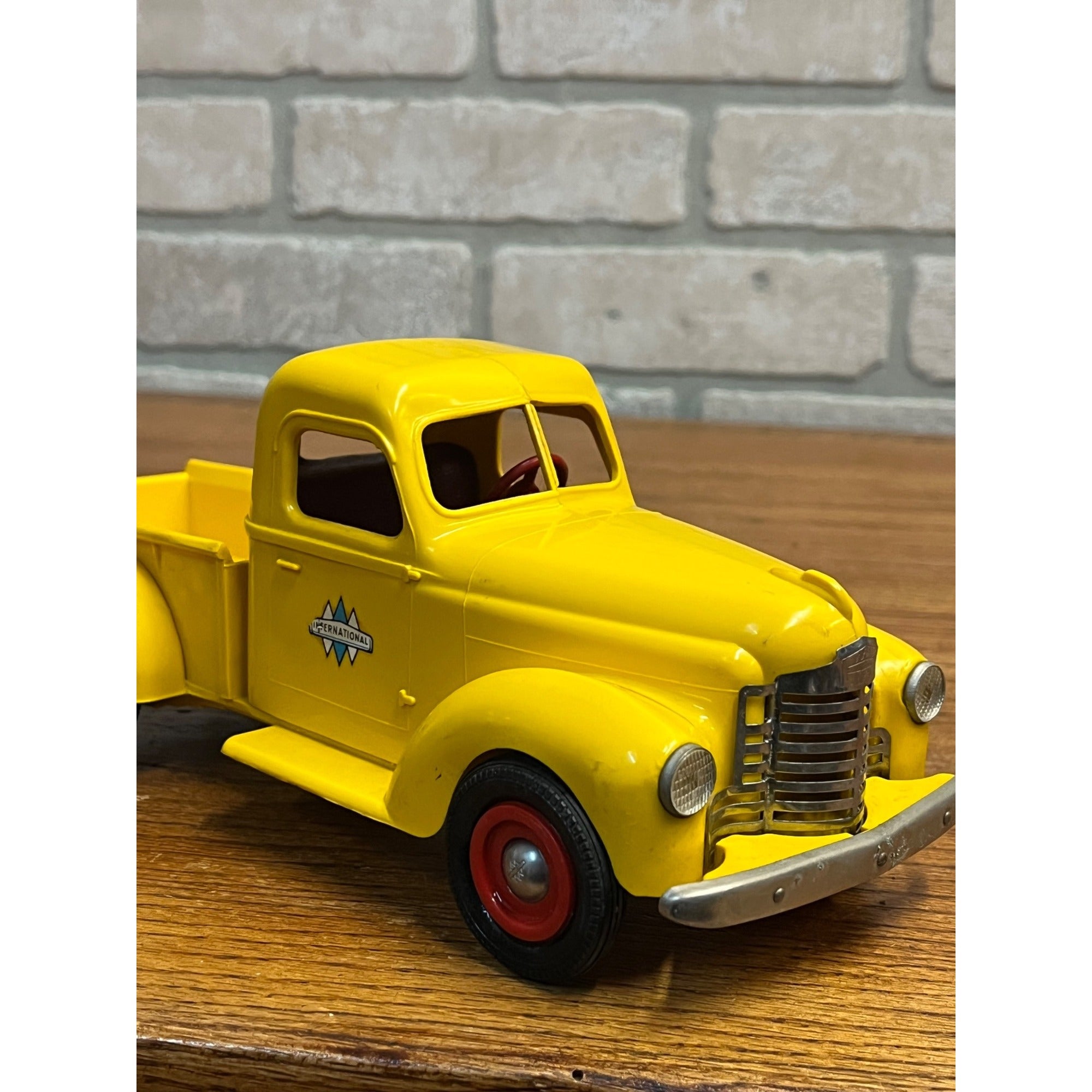 1947 International IH Pickup Truck Milwaukee Journal - PMC Promo 1:25 plastic