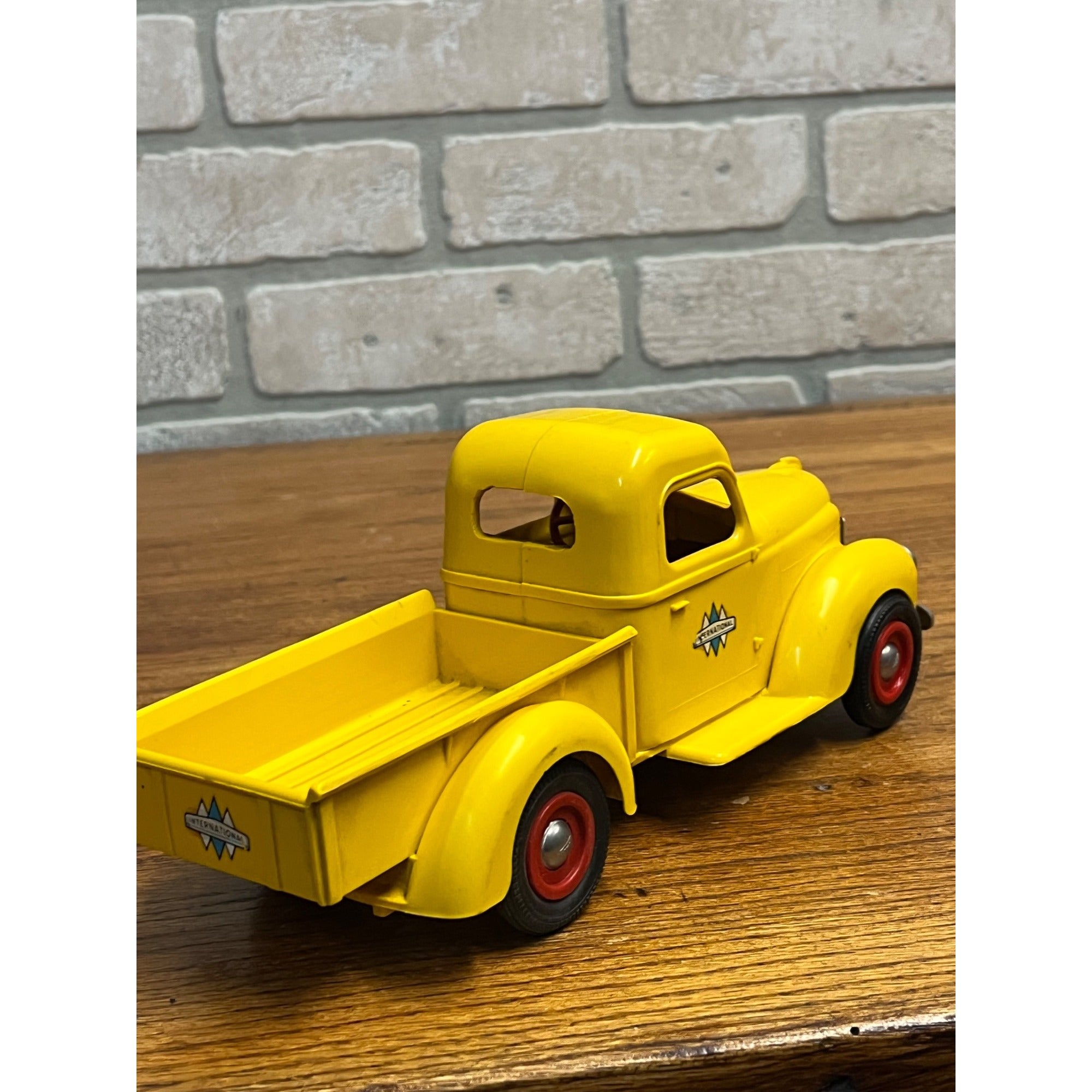 1947 International IH Pickup Truck Milwaukee Journal - PMC Promo 1:25 plastic