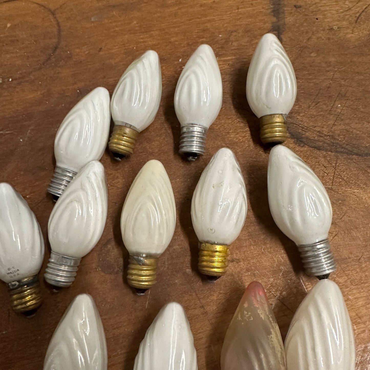 Vintage Lot (12) Christmas White Swirl Flame 25W Glass Bulbs G-E - Working