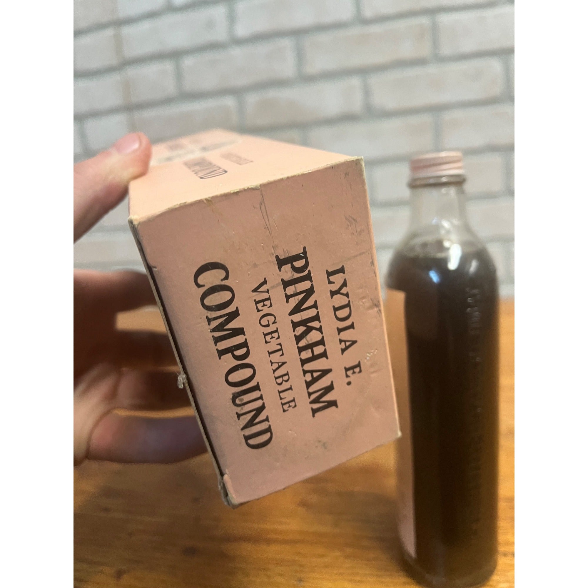 FULL - Lydia E. Pinkham Vegetable Compound in Glass Bottle Original Box 14.5 Oz