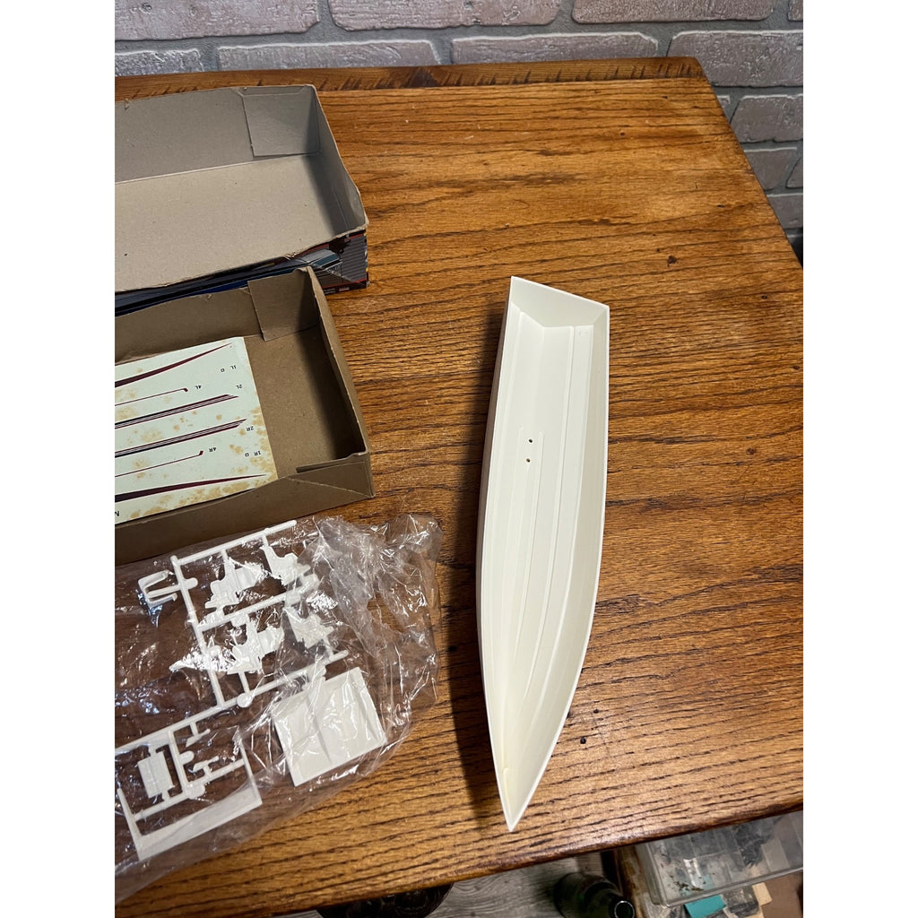 Monogram Miami Vice Scarab Boat 1986 Model in Open Box #3104