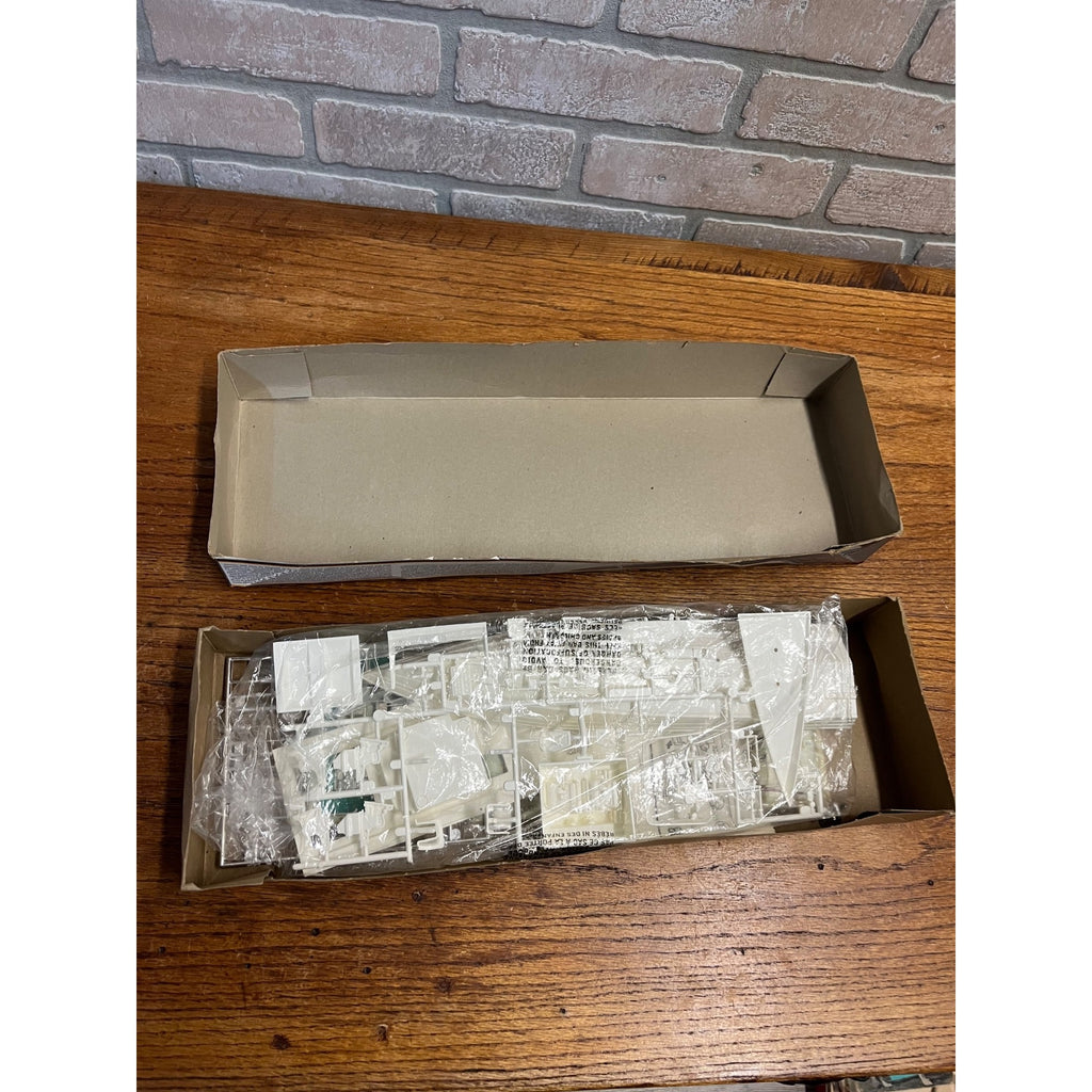 Monogram Miami Vice Scarab Boat 1986 Model in Open Box #3104