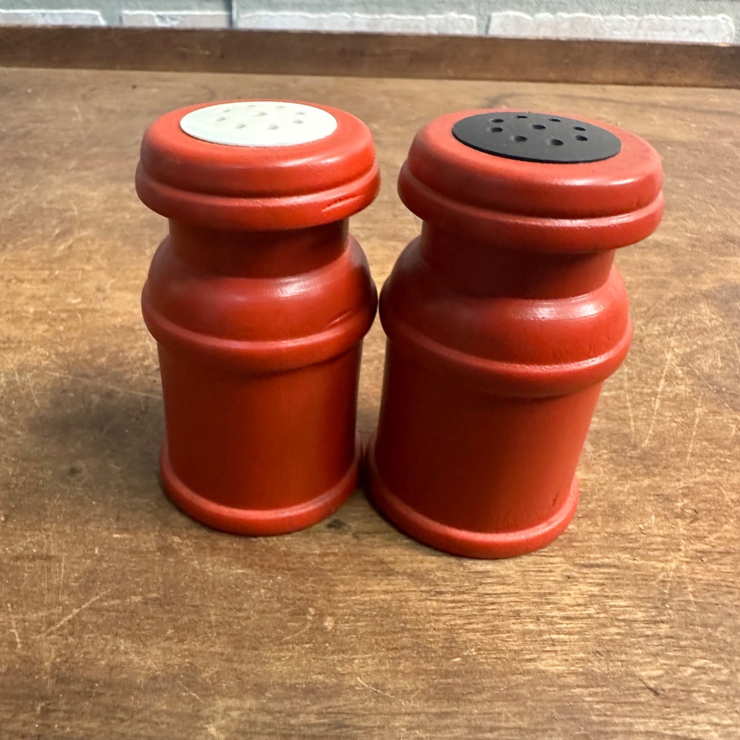 RARE VINTAGE 1960S FS FARM SERVICES MILK CAN SALT & PEPPER SHAKER SET